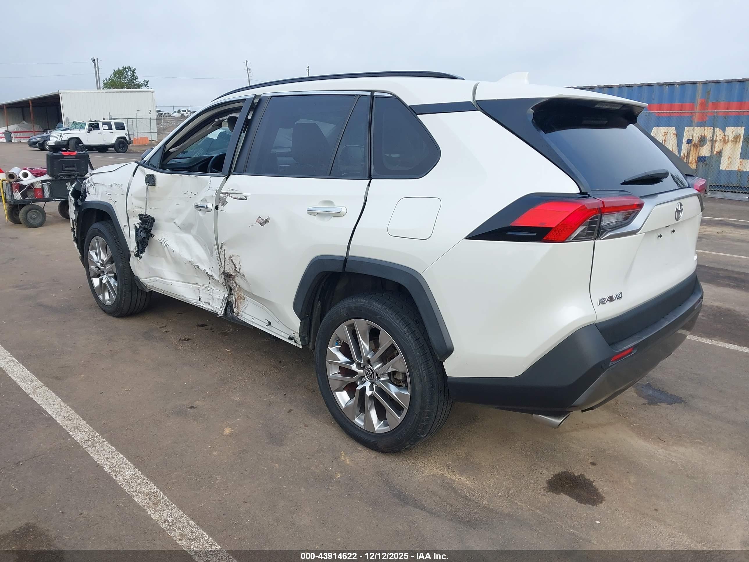 TOYOTA RAV4 image 3