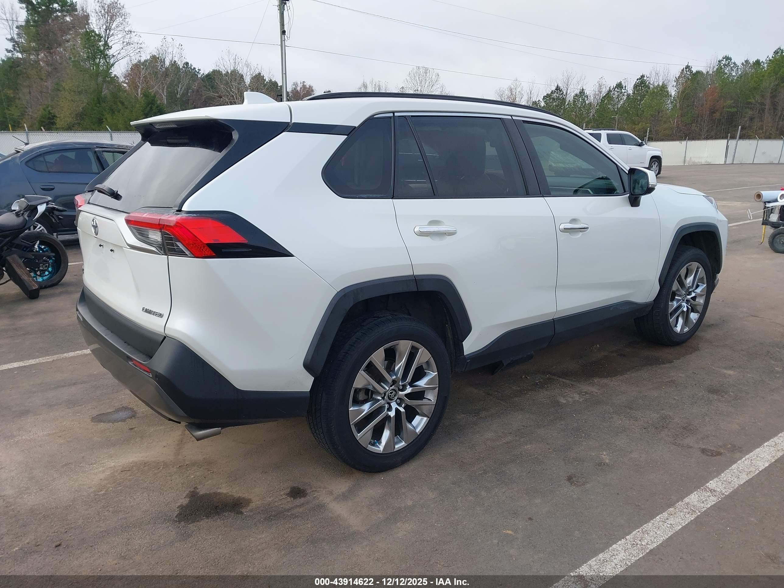 TOYOTA RAV4 image 4