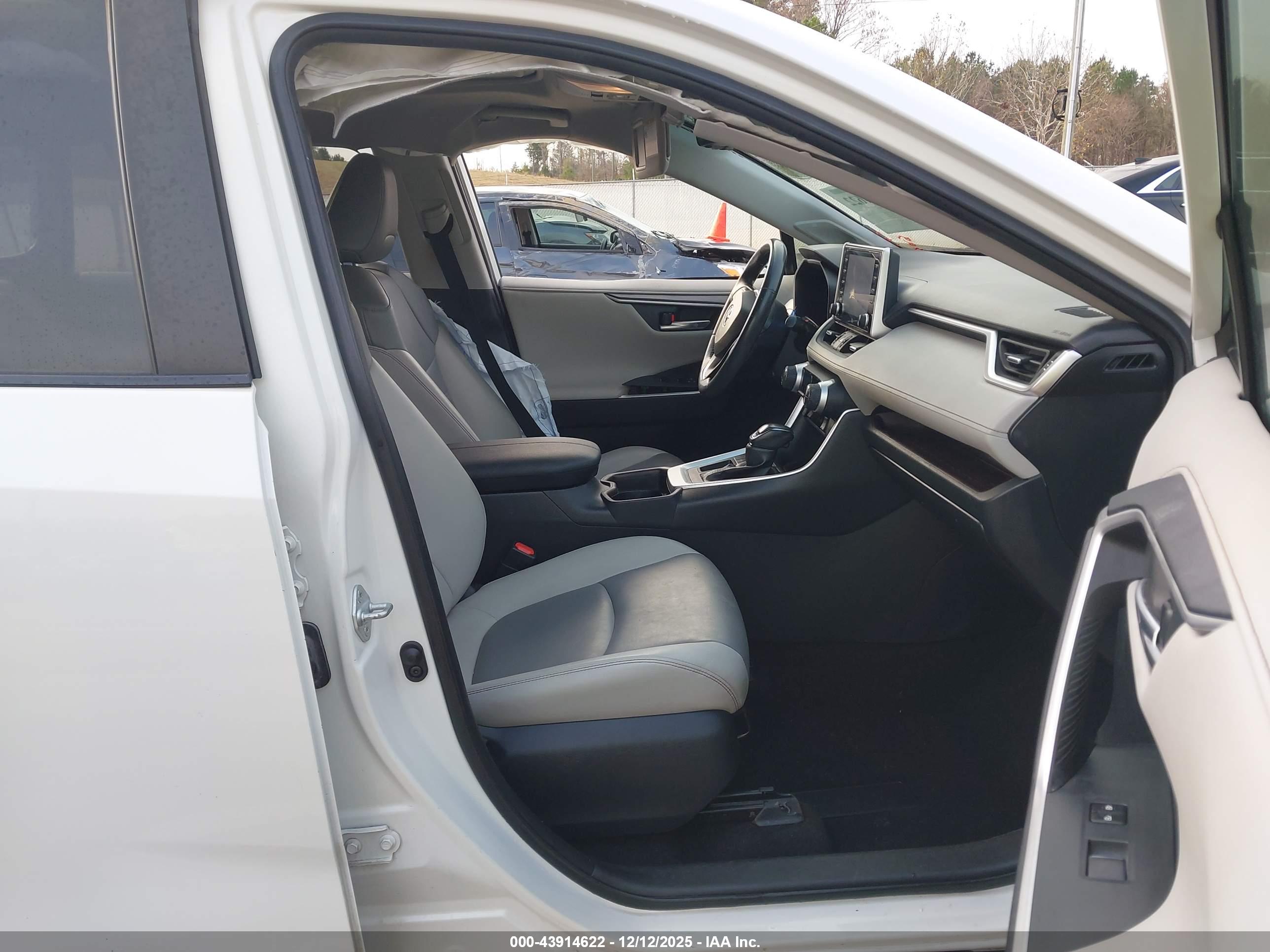 TOYOTA RAV4 image 5