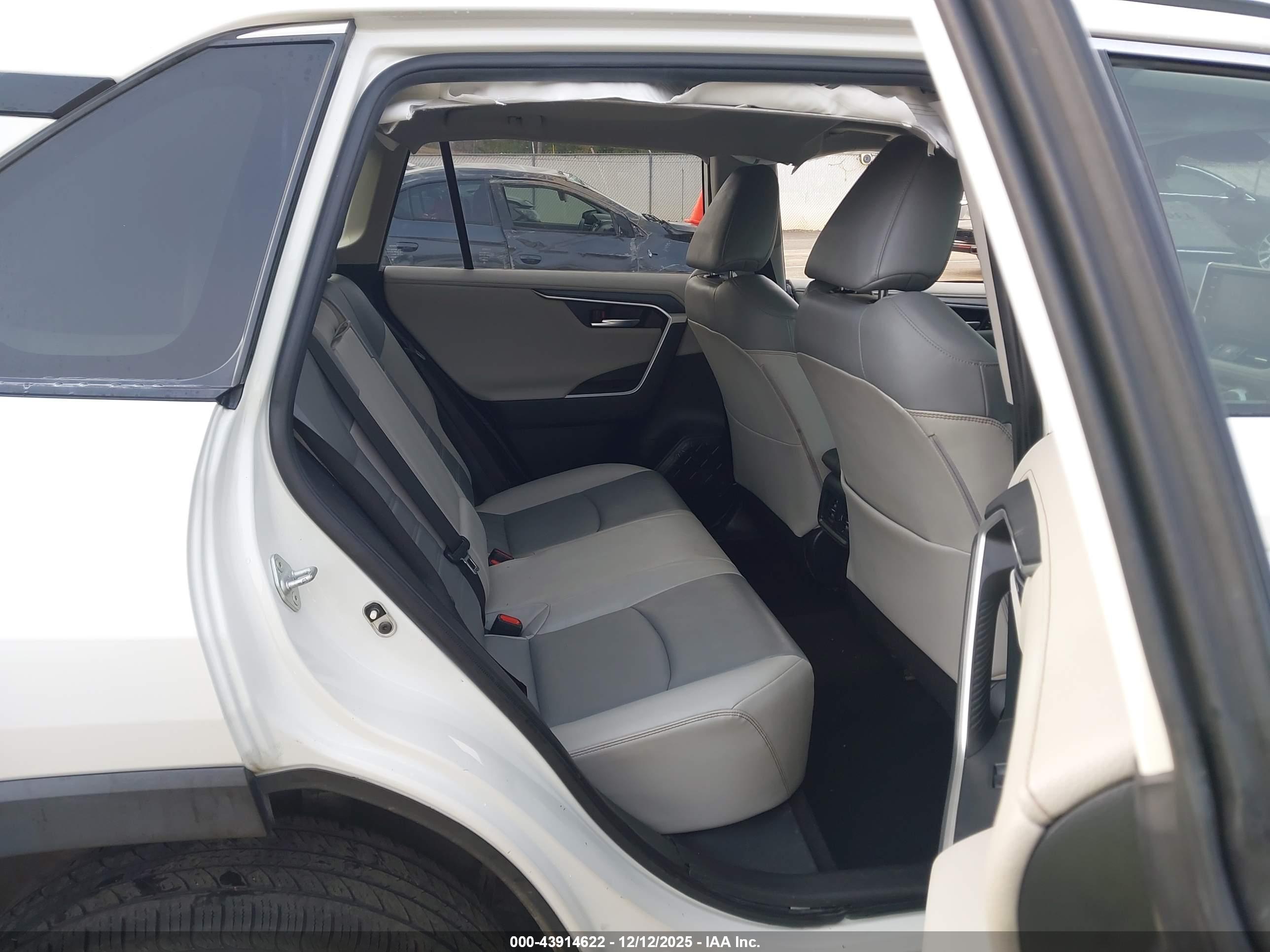 TOYOTA RAV4 image 8