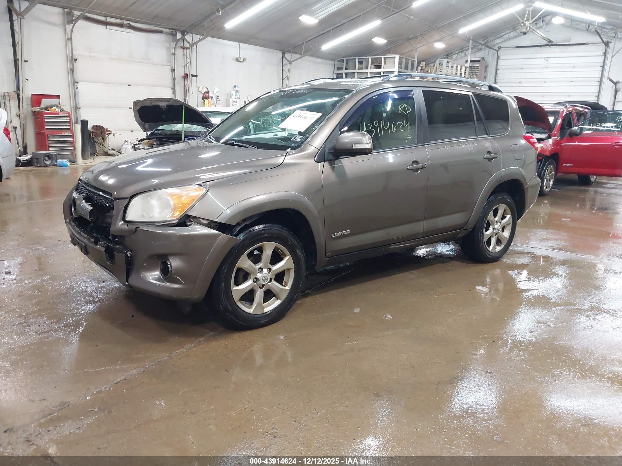 TOYOTA RAV4 image 2