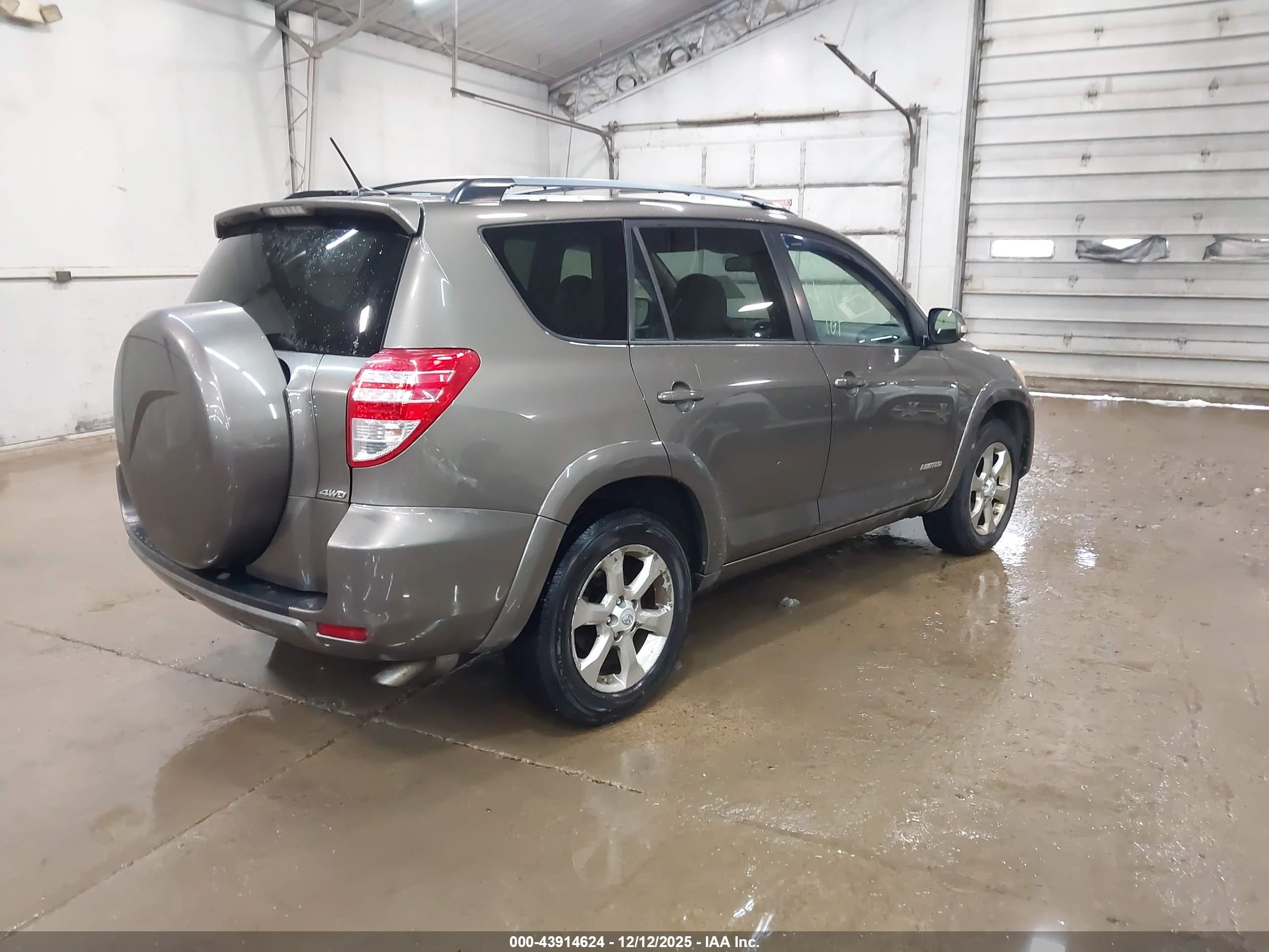 TOYOTA RAV4 image 4