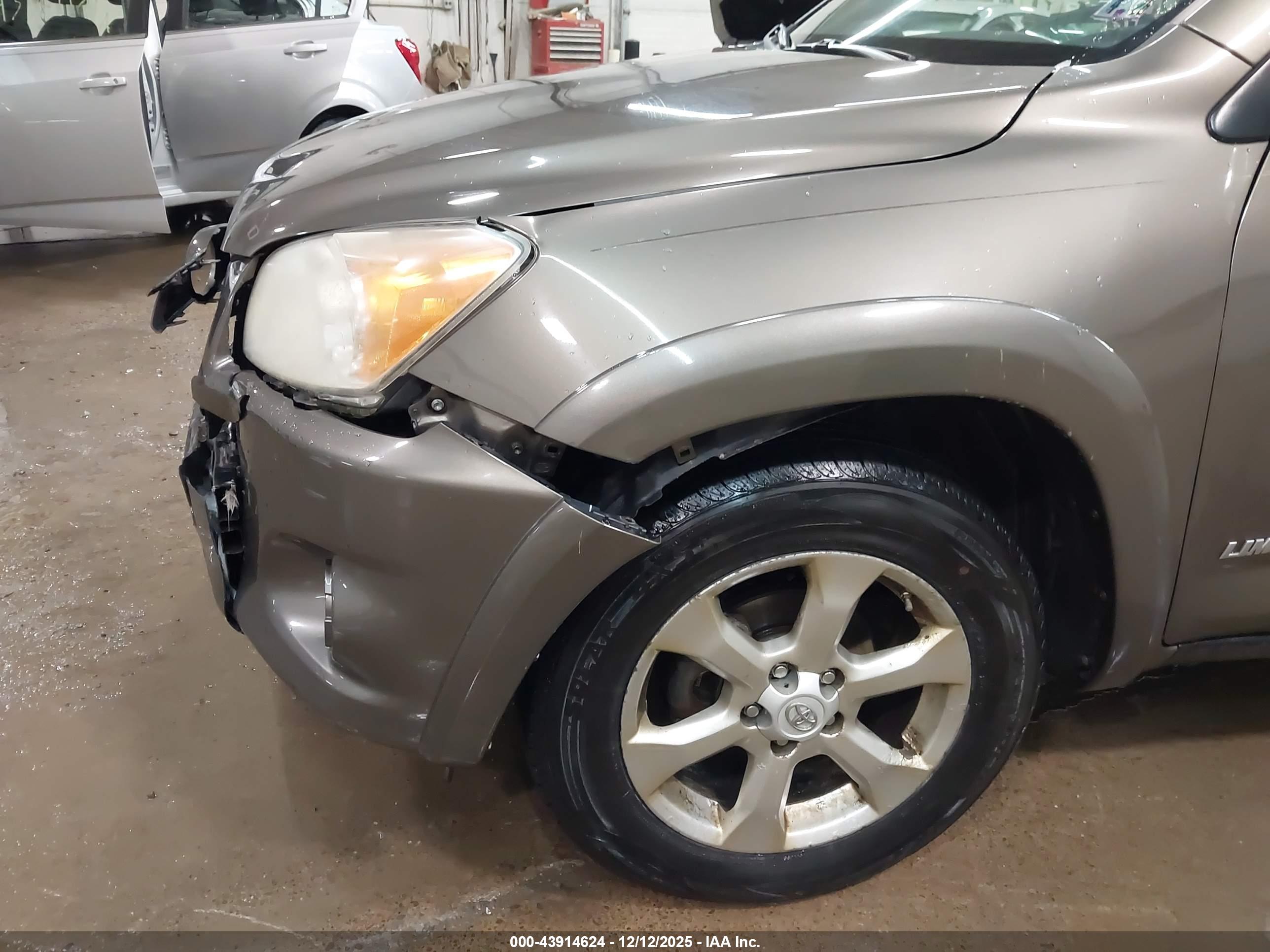 TOYOTA RAV4 image 6