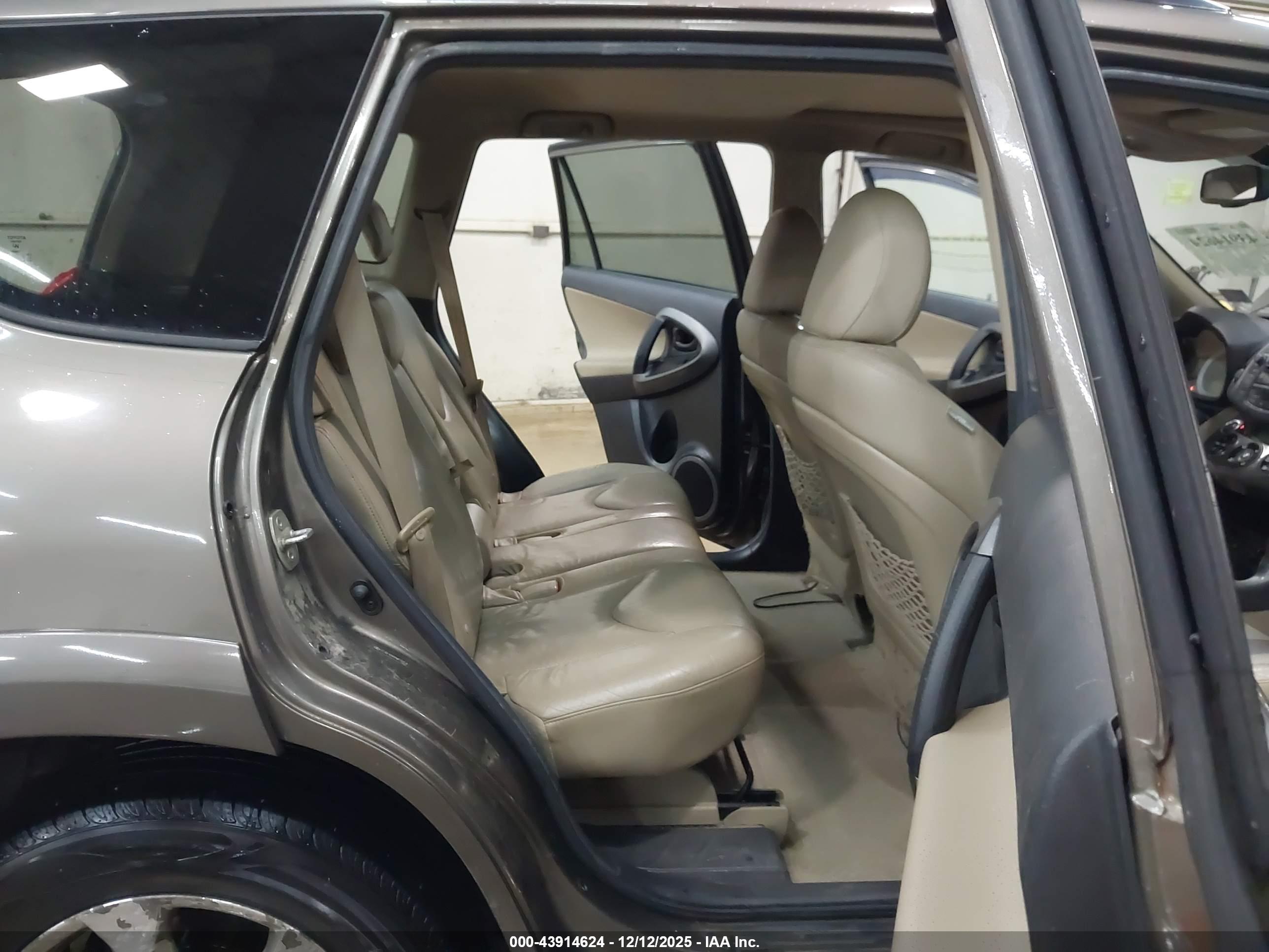 TOYOTA RAV4 image 8
