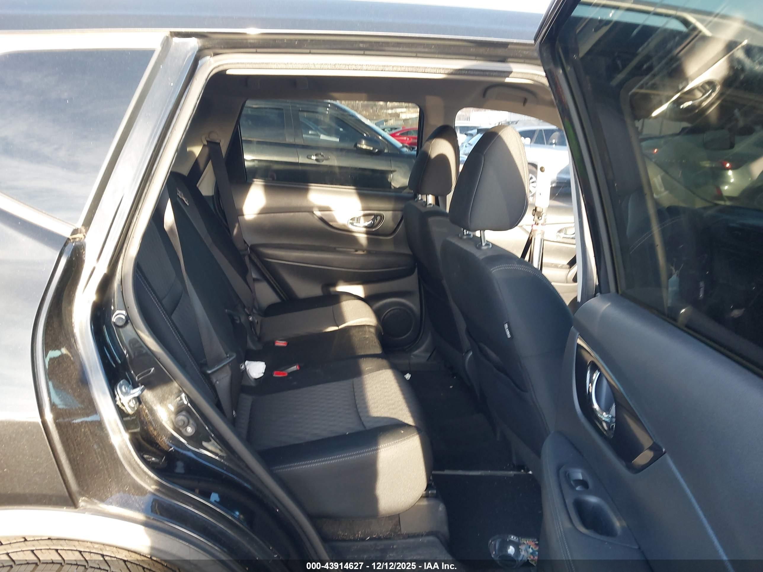 NISSAN ROGUE image 8