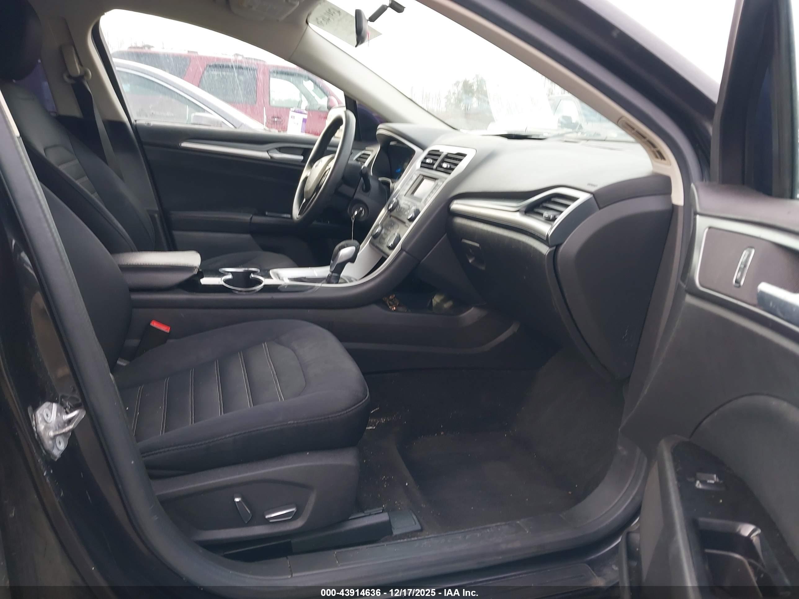 FORD FUSION image 5