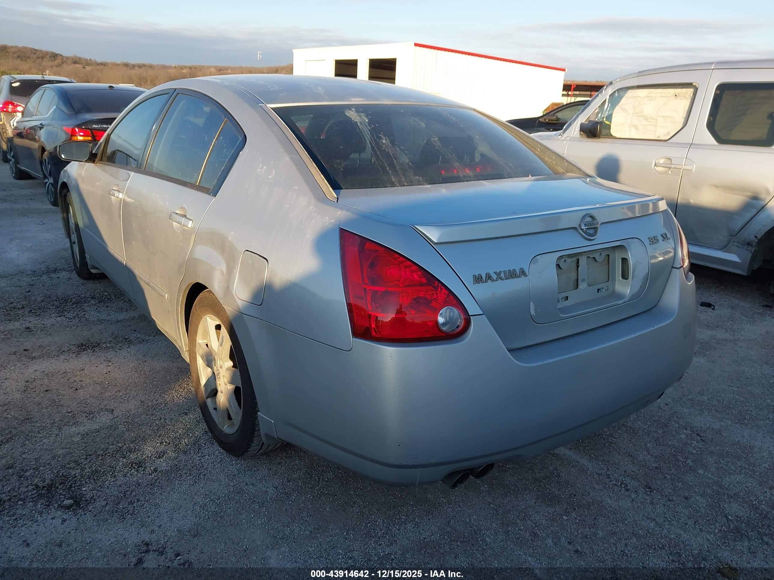NISSAN MAXIMA image 3