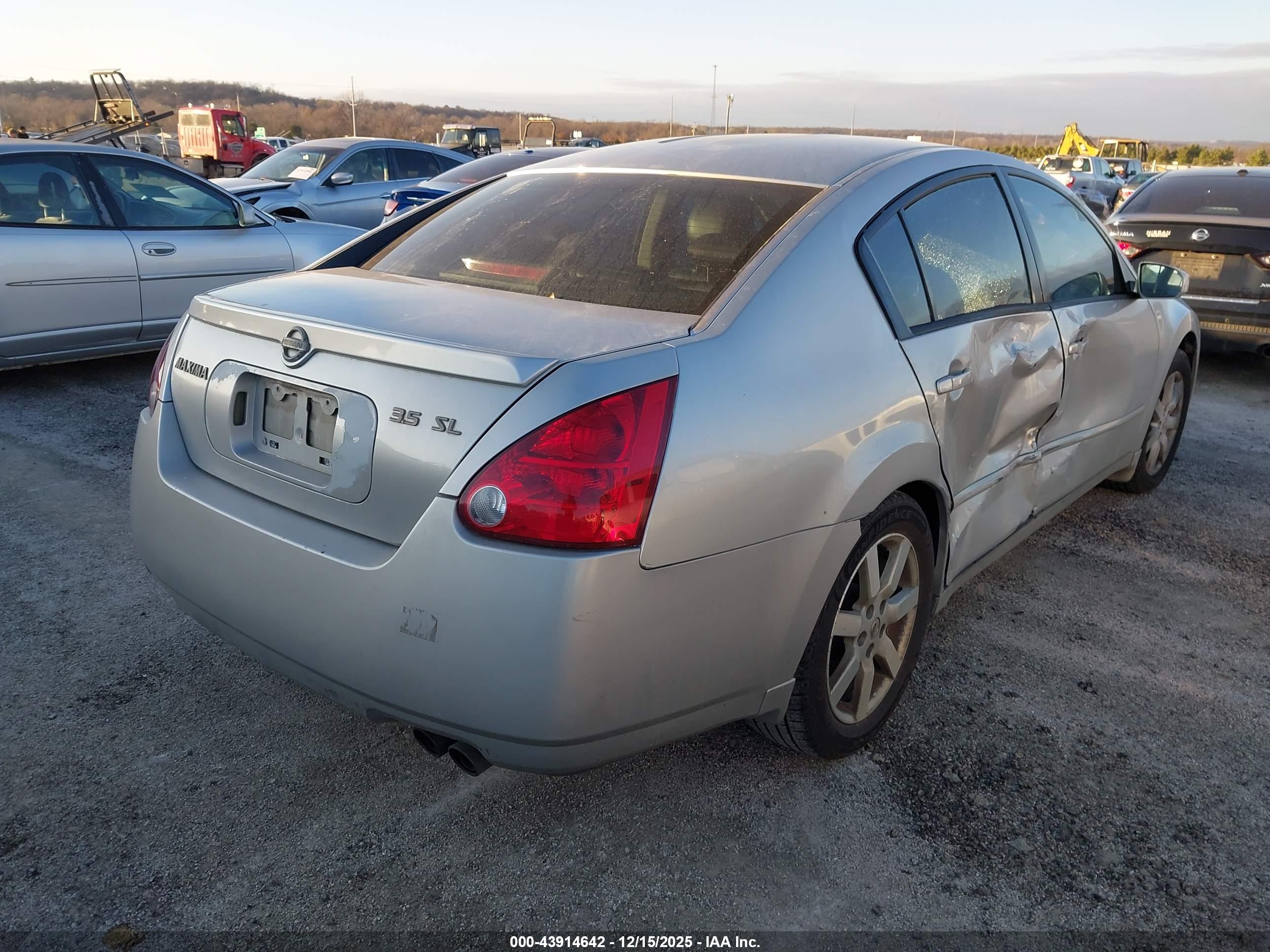 NISSAN MAXIMA image 4