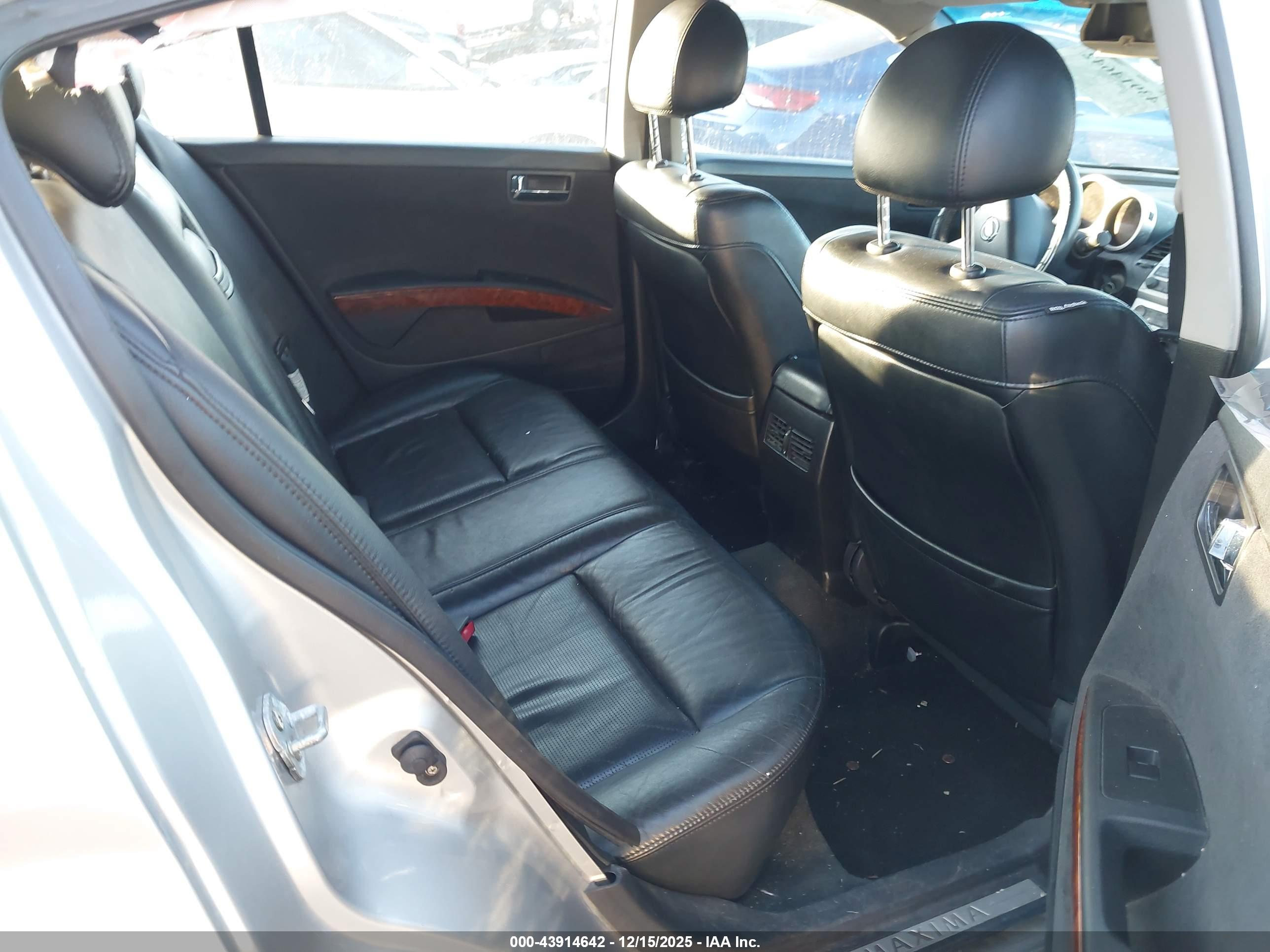 NISSAN MAXIMA image 8
