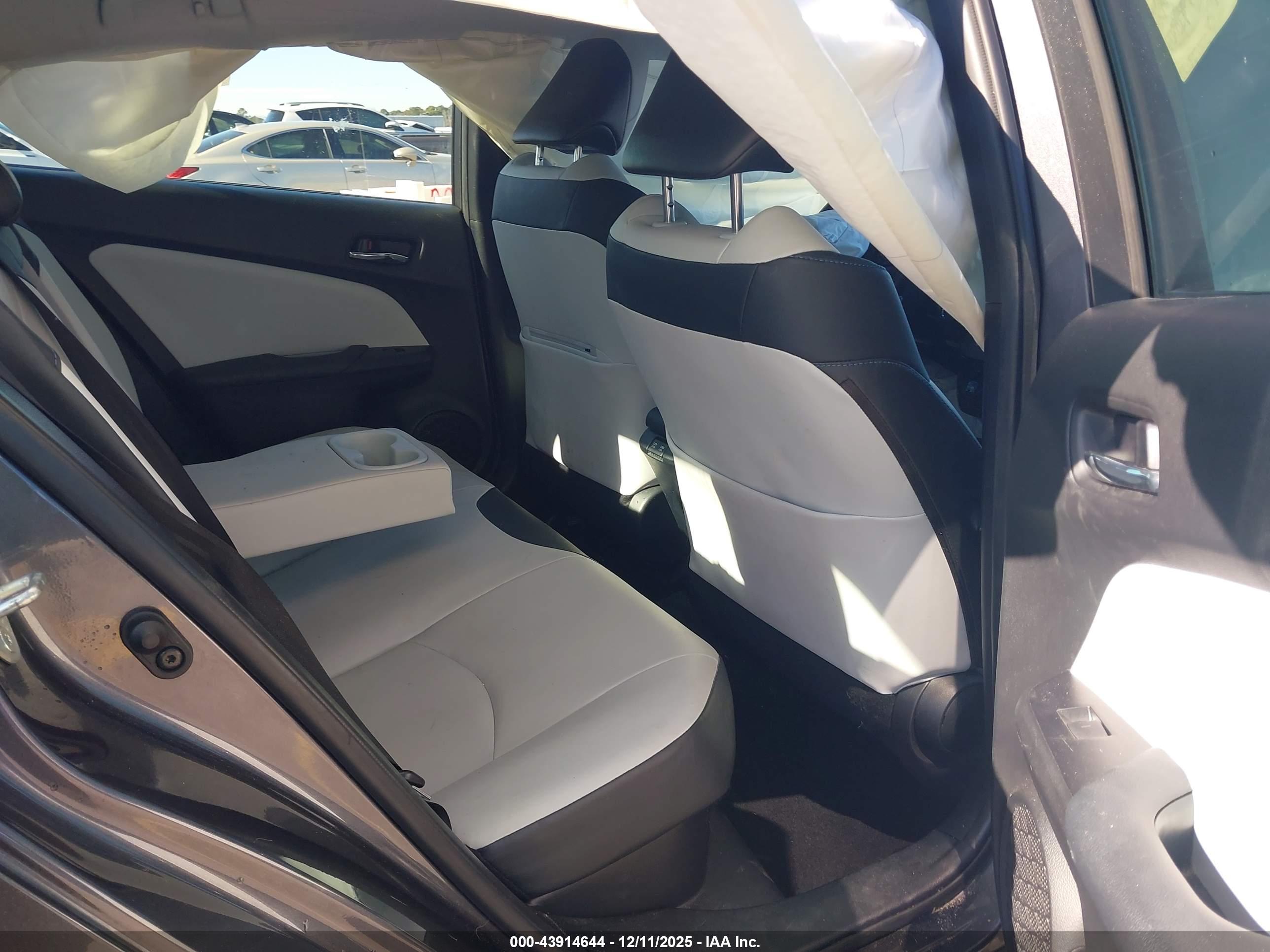 TOYOTA PRIUS image 8