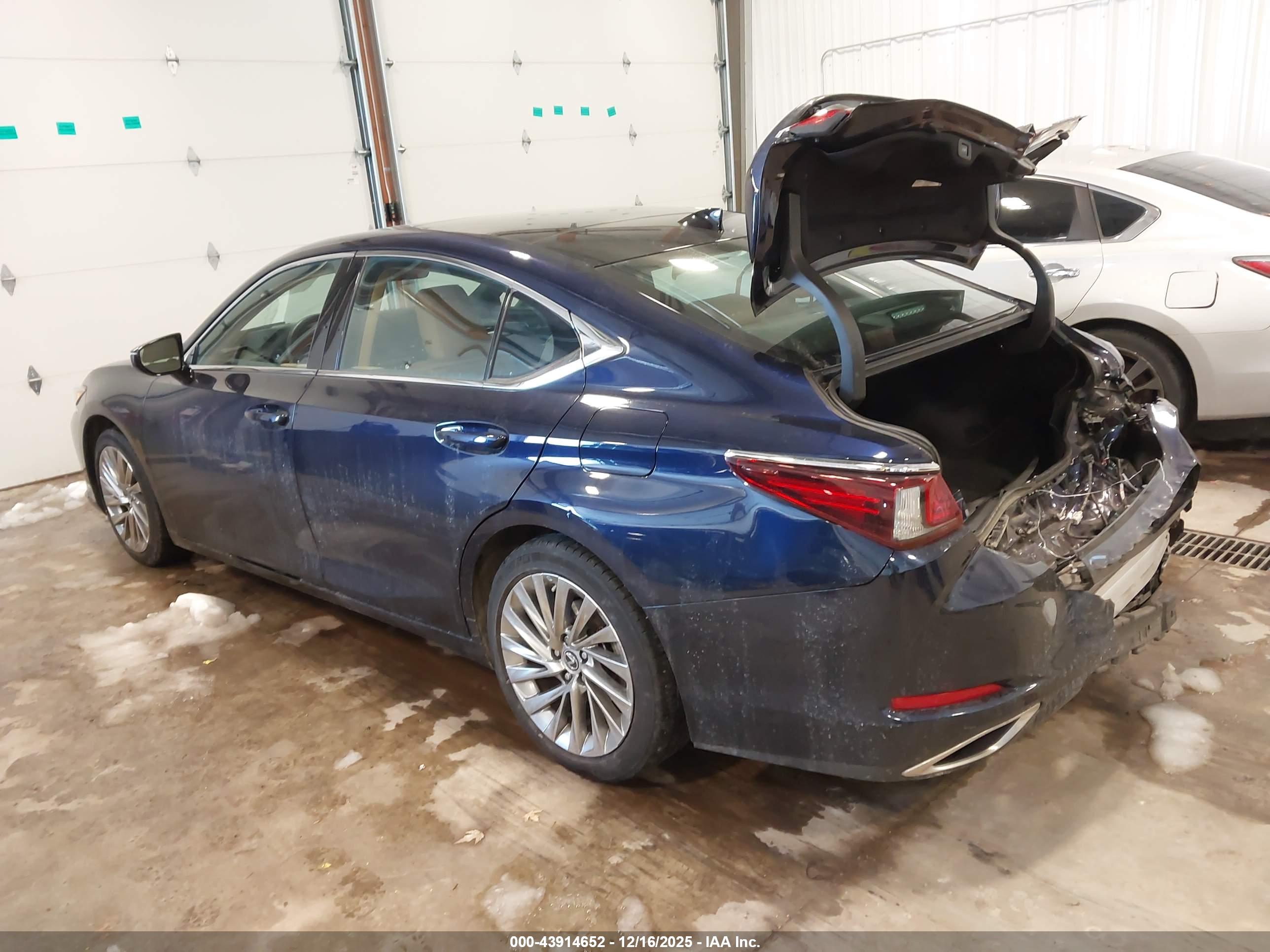 LEXUS ES image 3
