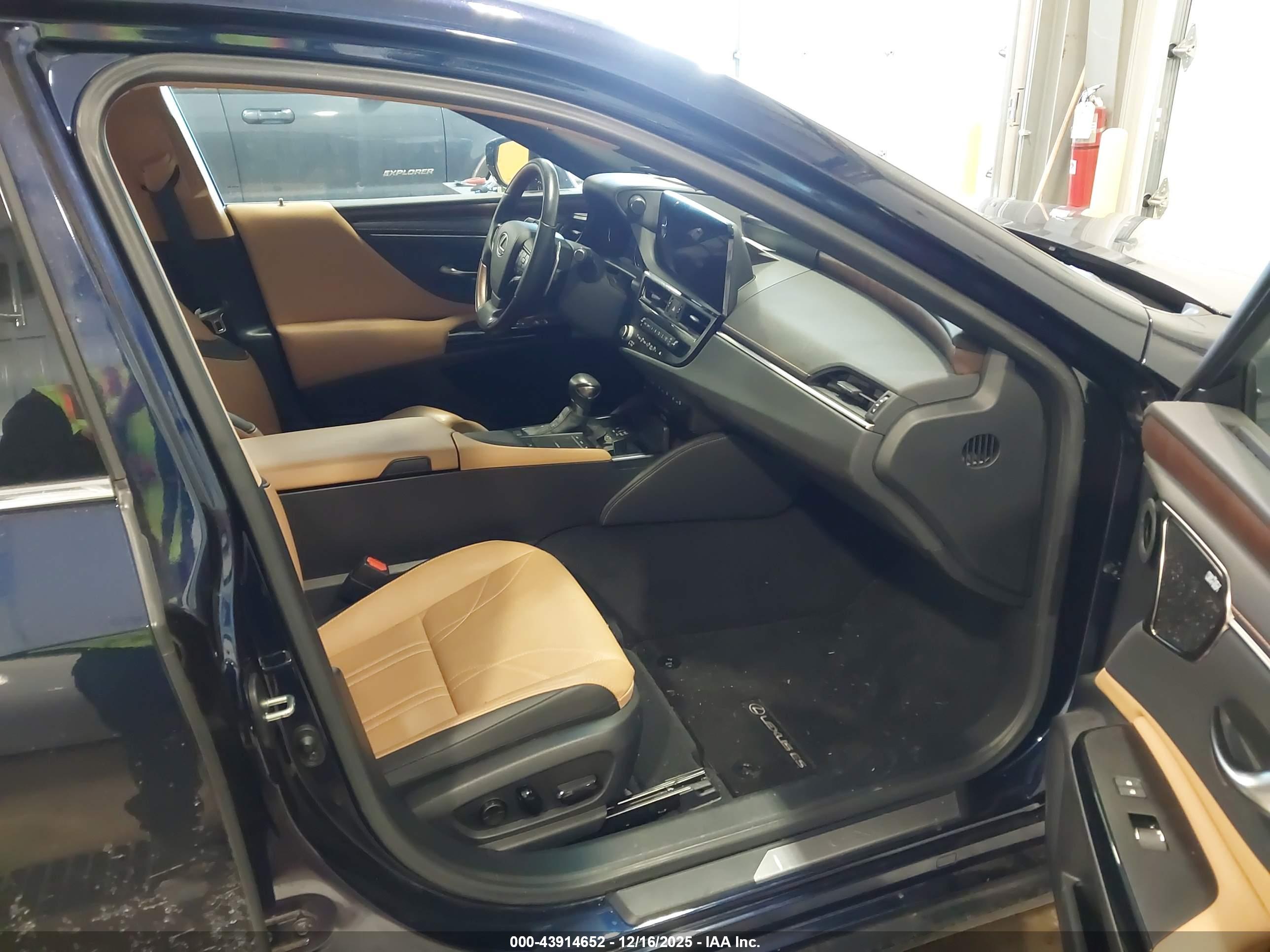 LEXUS ES image 5