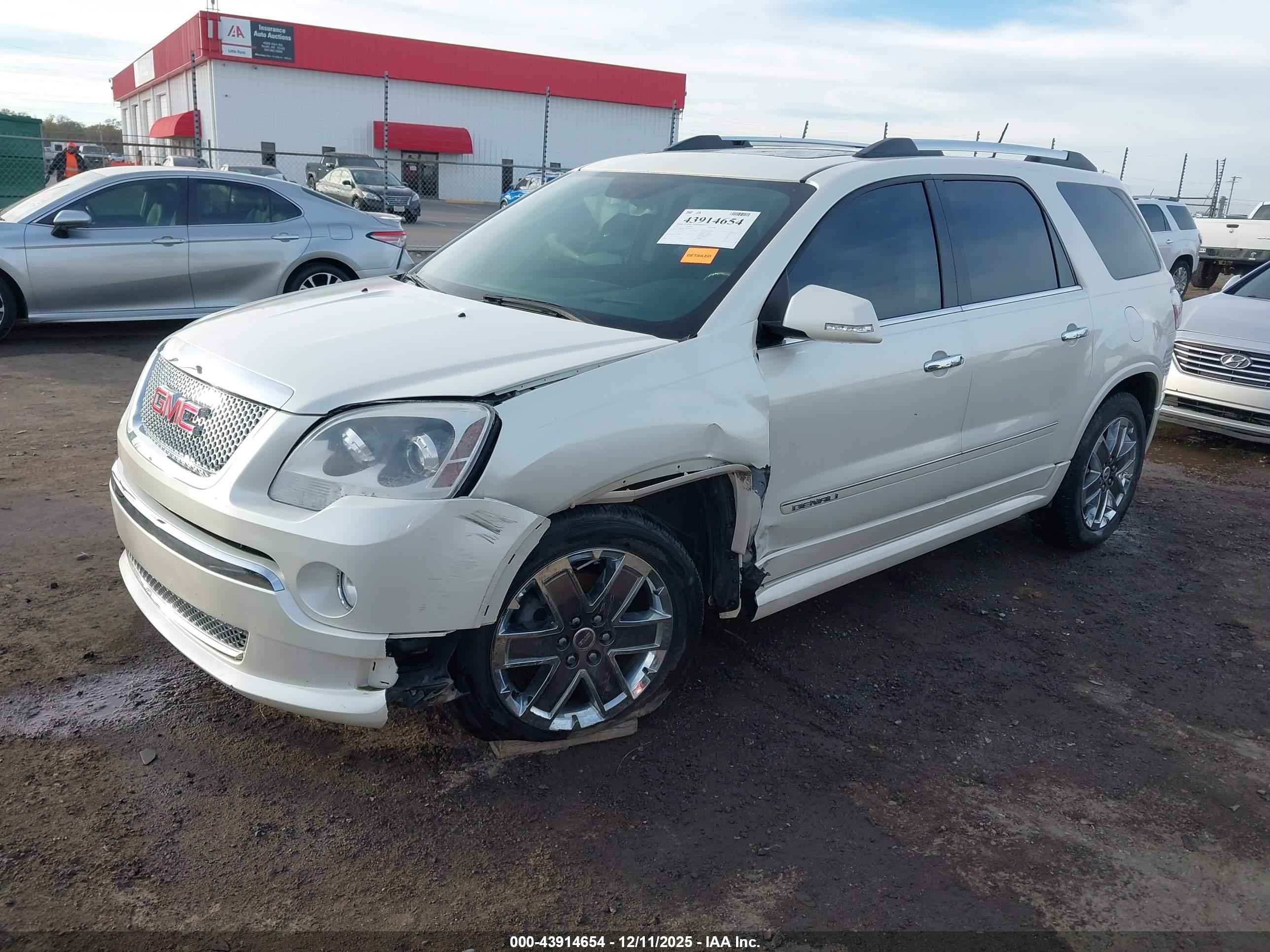 GMC ACADIA image 2