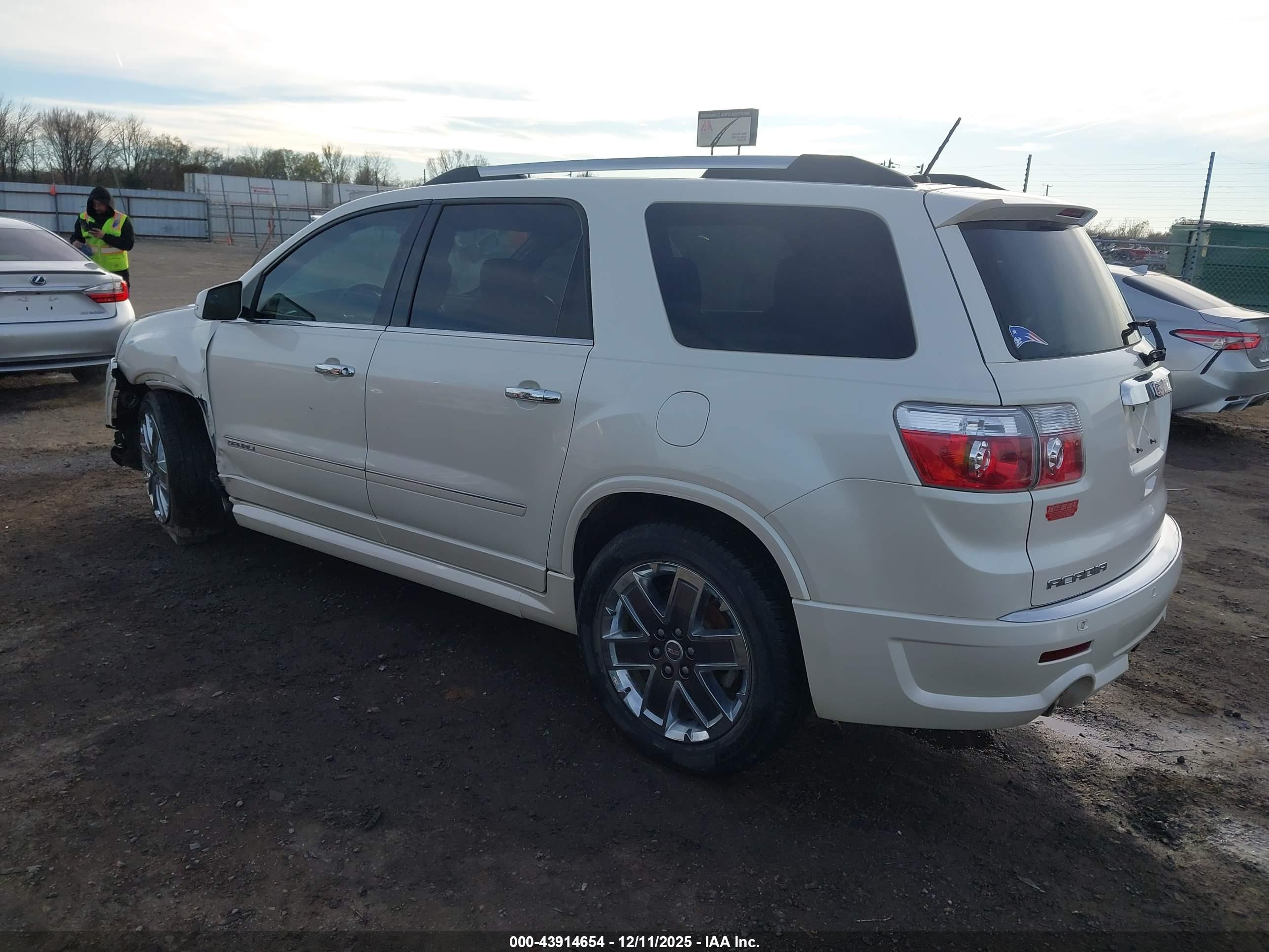 GMC ACADIA image 3