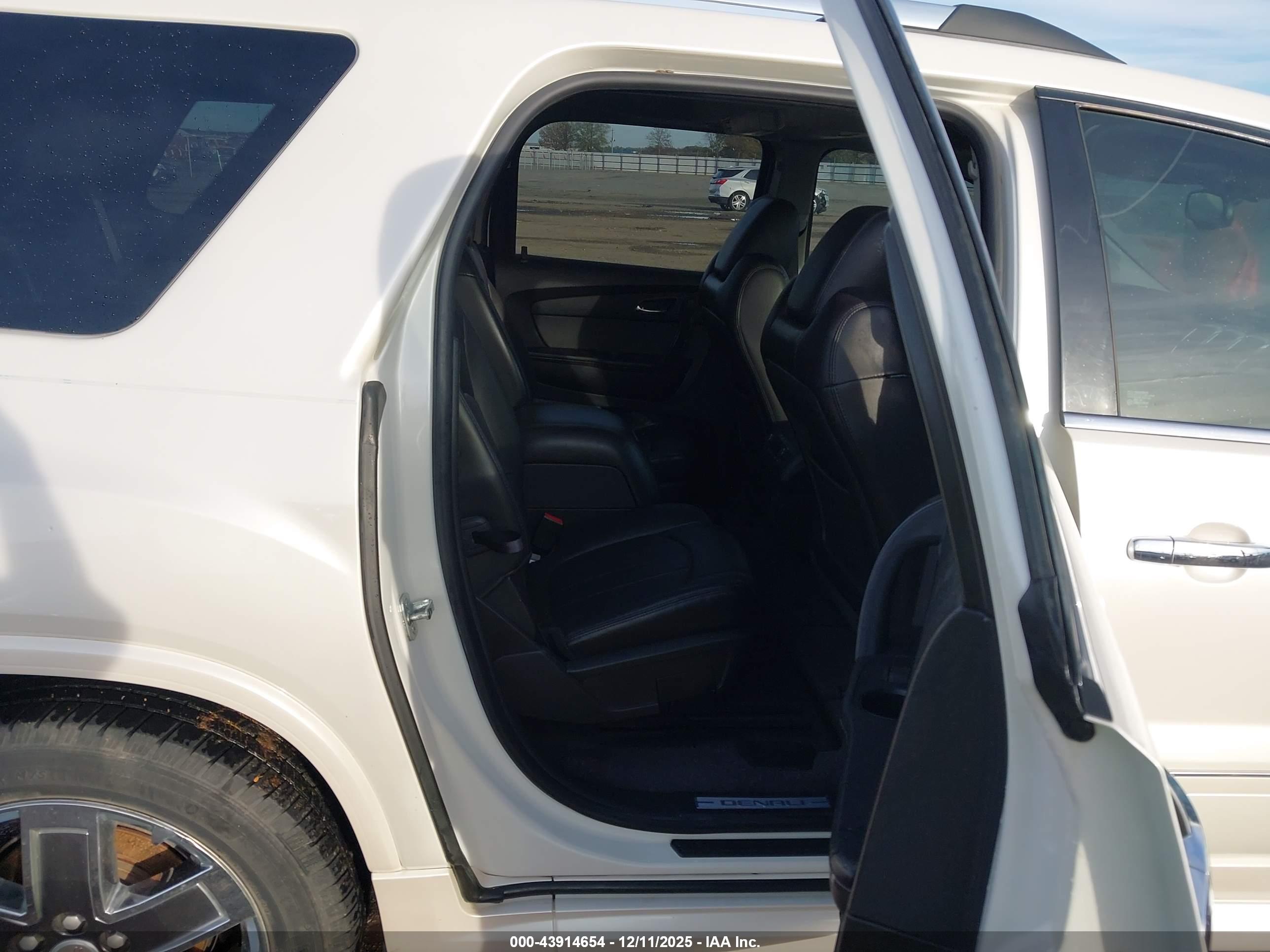 GMC ACADIA image 8