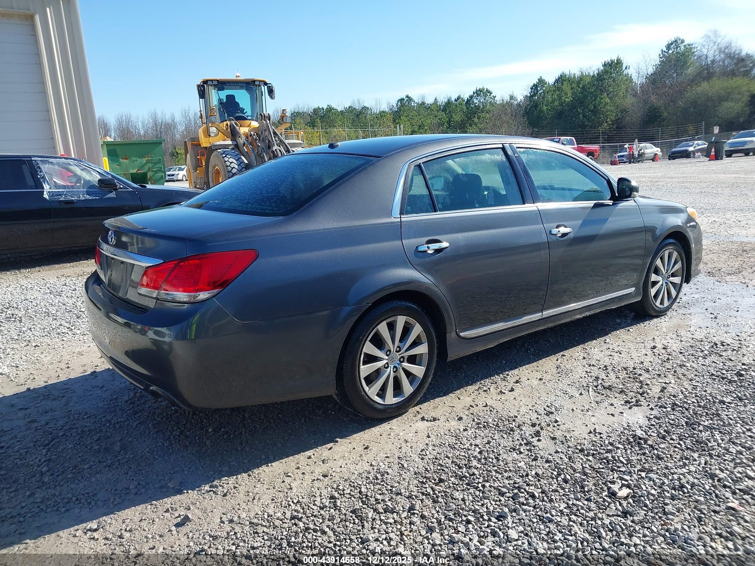TOYOTA AVALON image 4