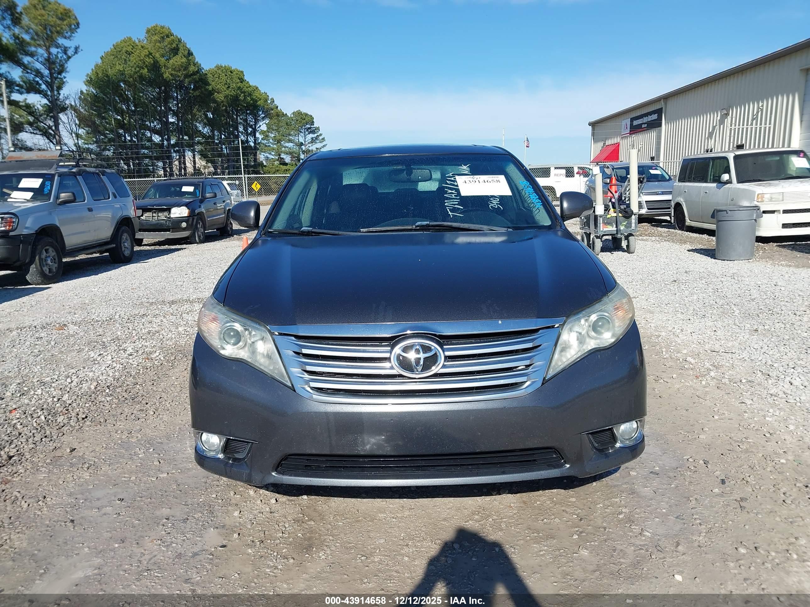 TOYOTA AVALON image 6