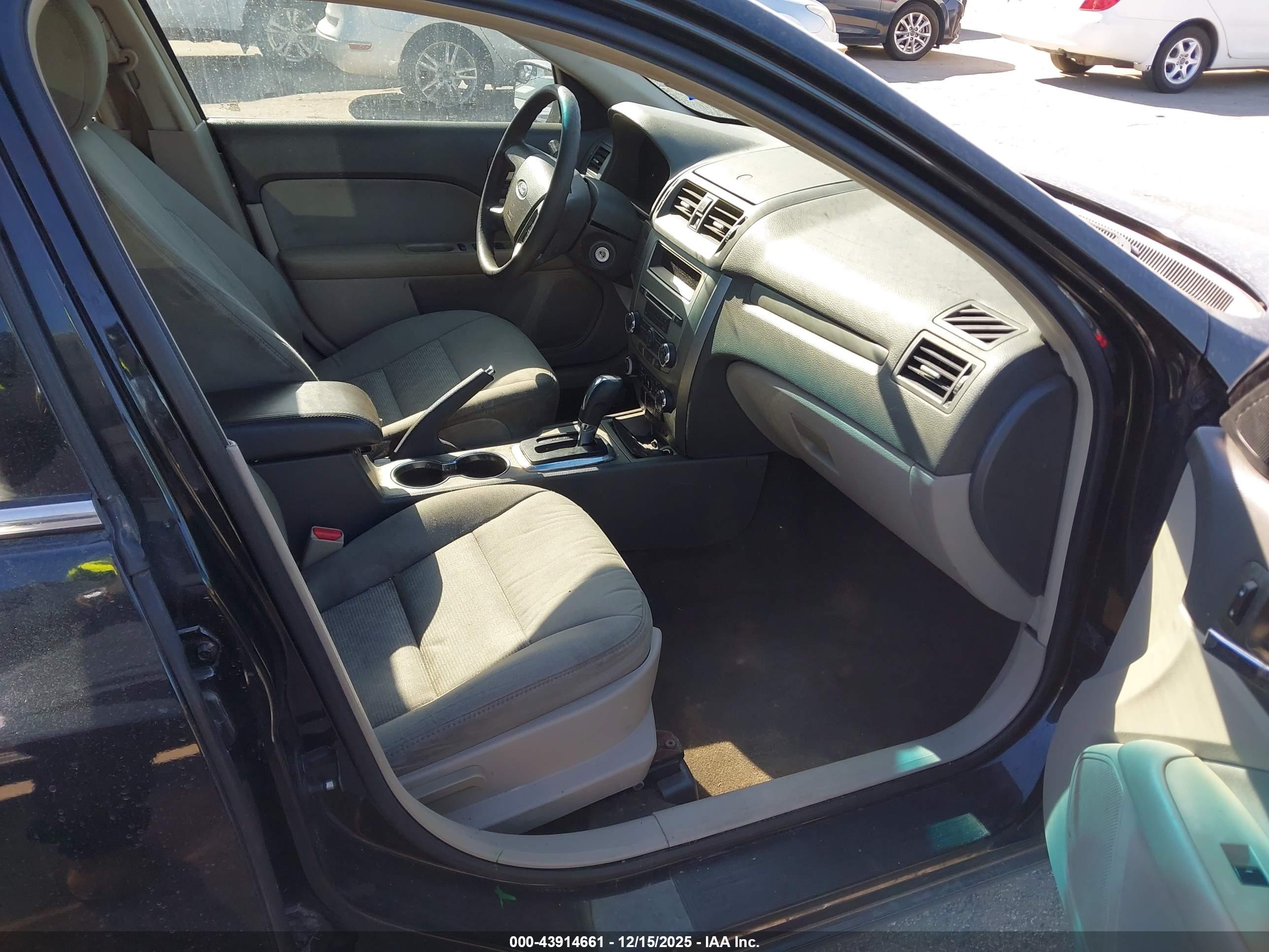 FORD FUSION image 5