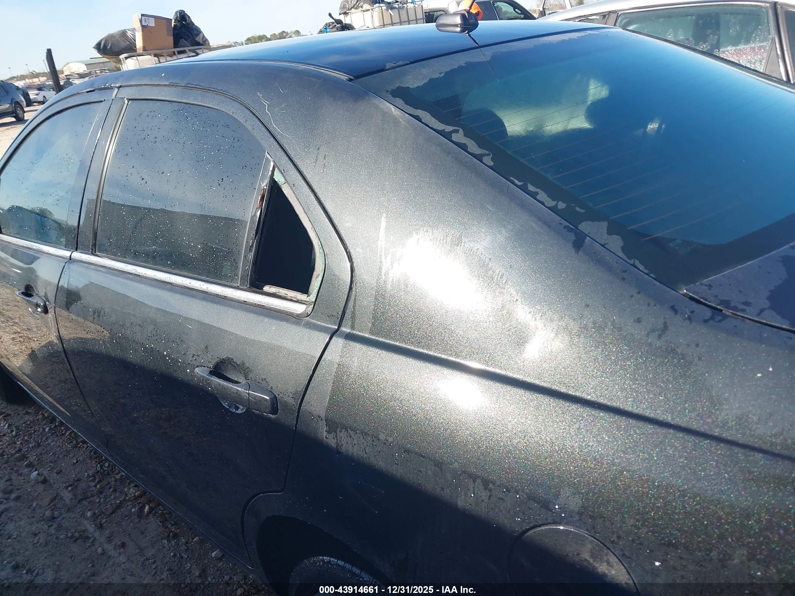 FORD FUSION image 6