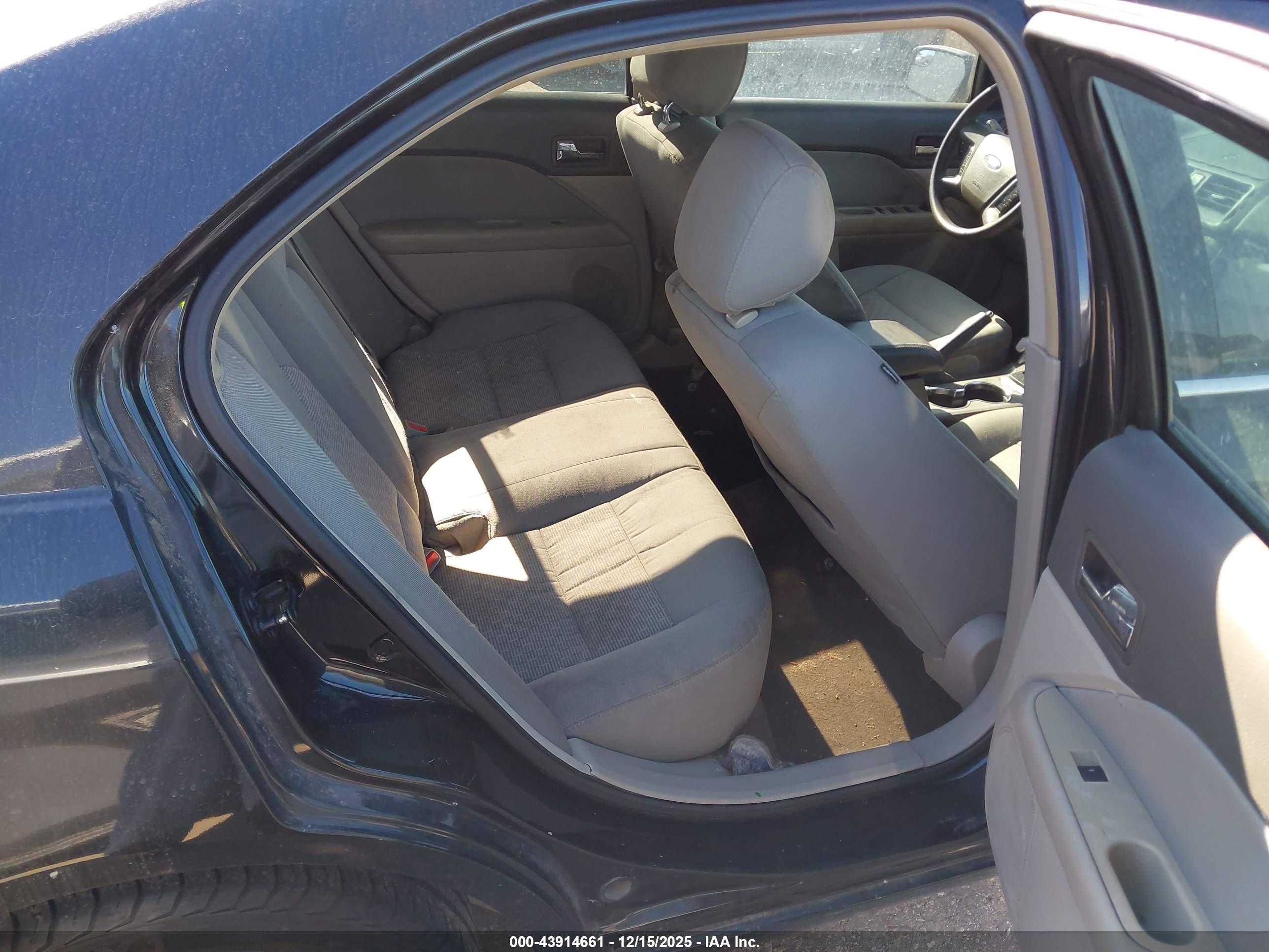 FORD FUSION image 8