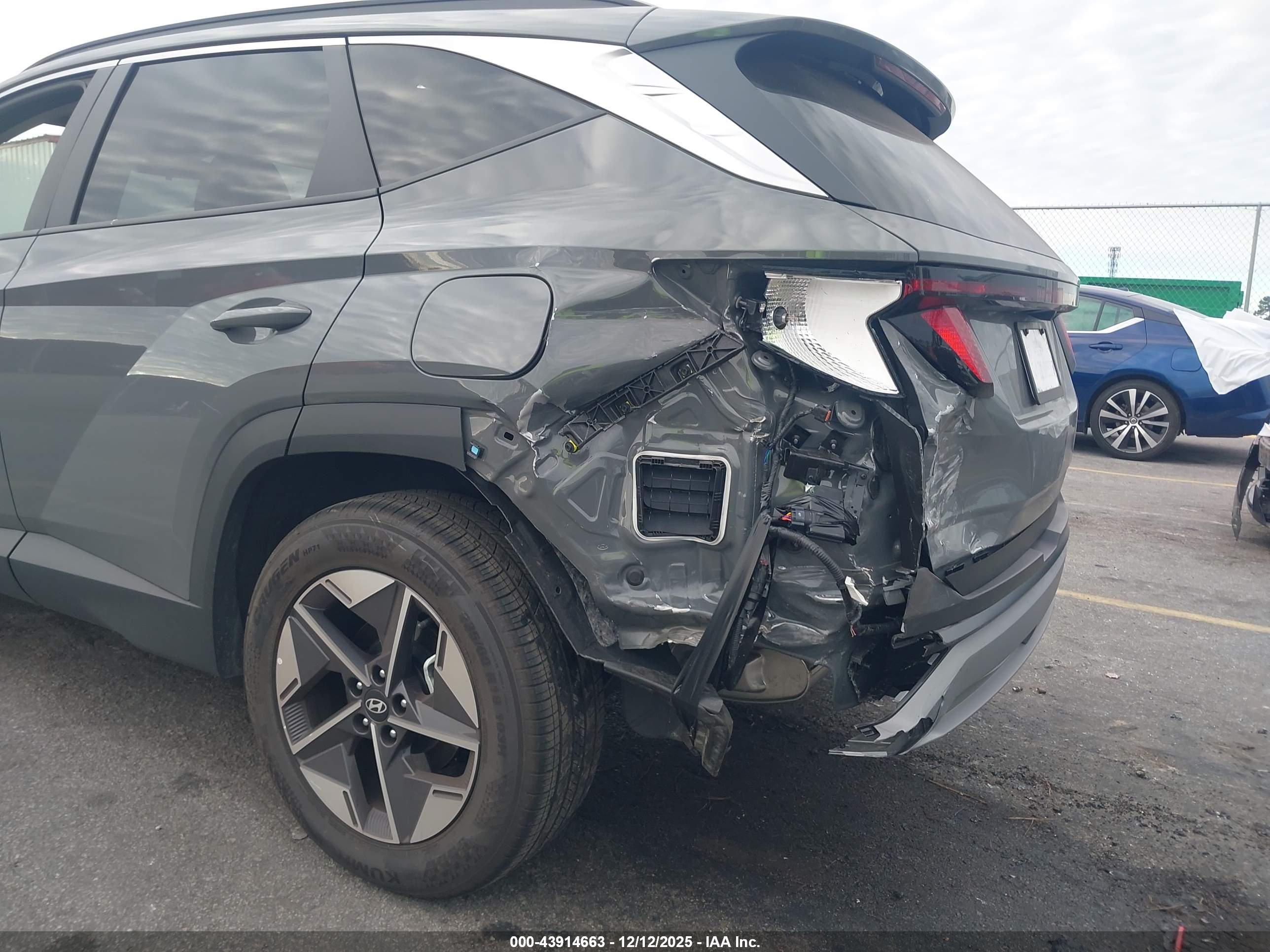HYUNDAI TUCSON image 6