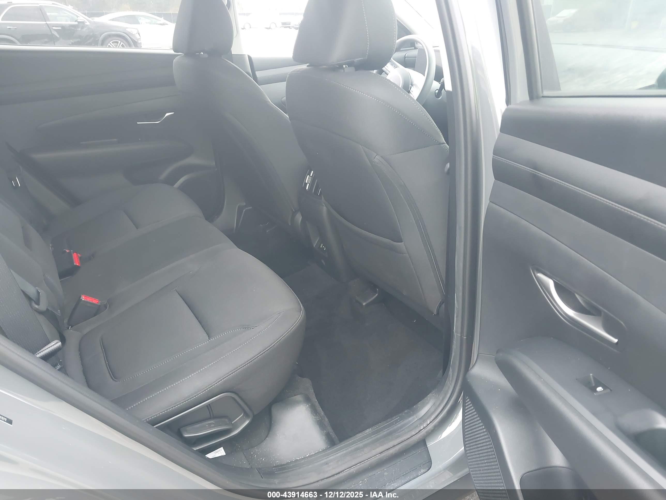 HYUNDAI TUCSON image 8