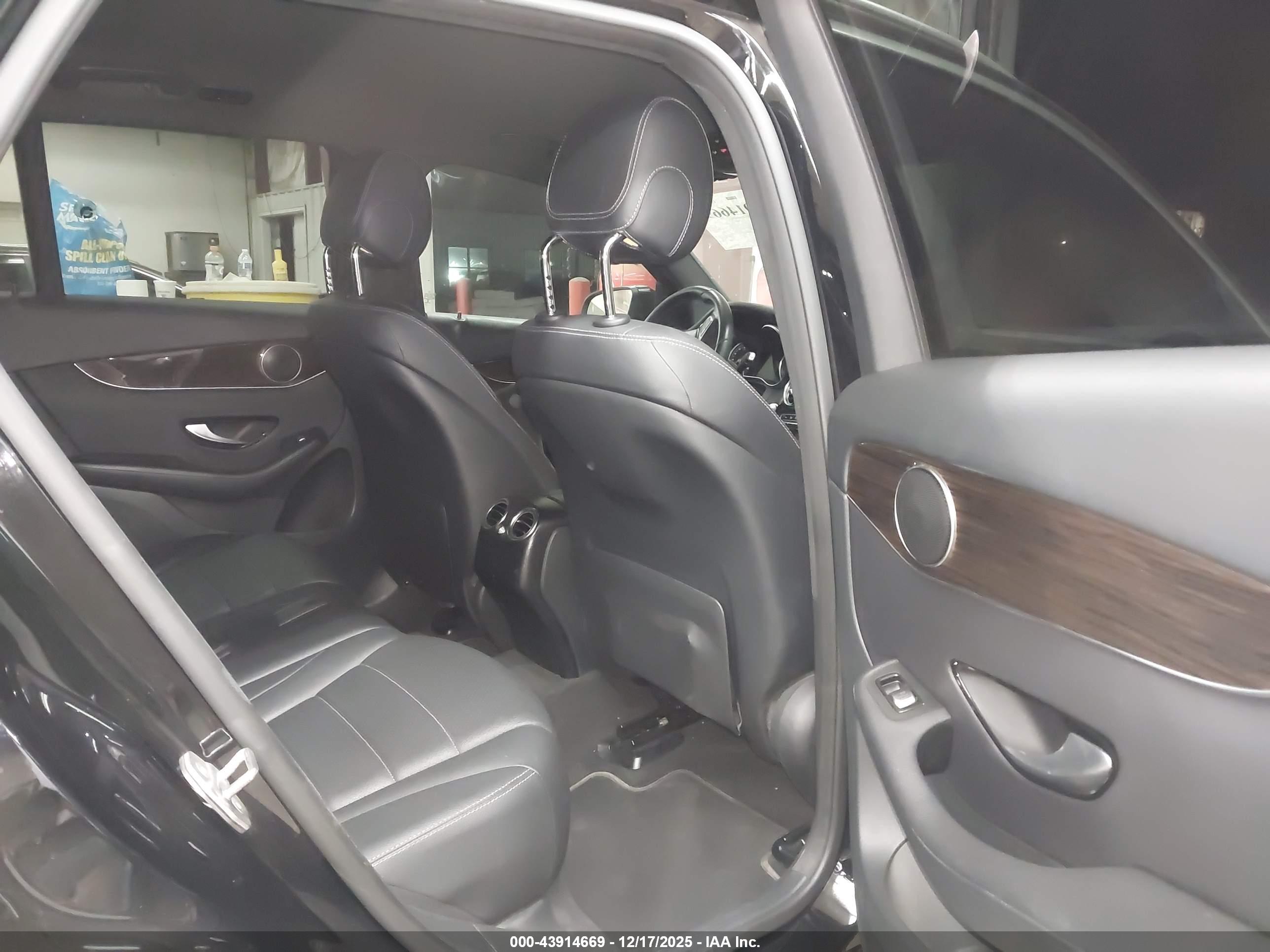 MERCEDES-BENZ GLC image 8