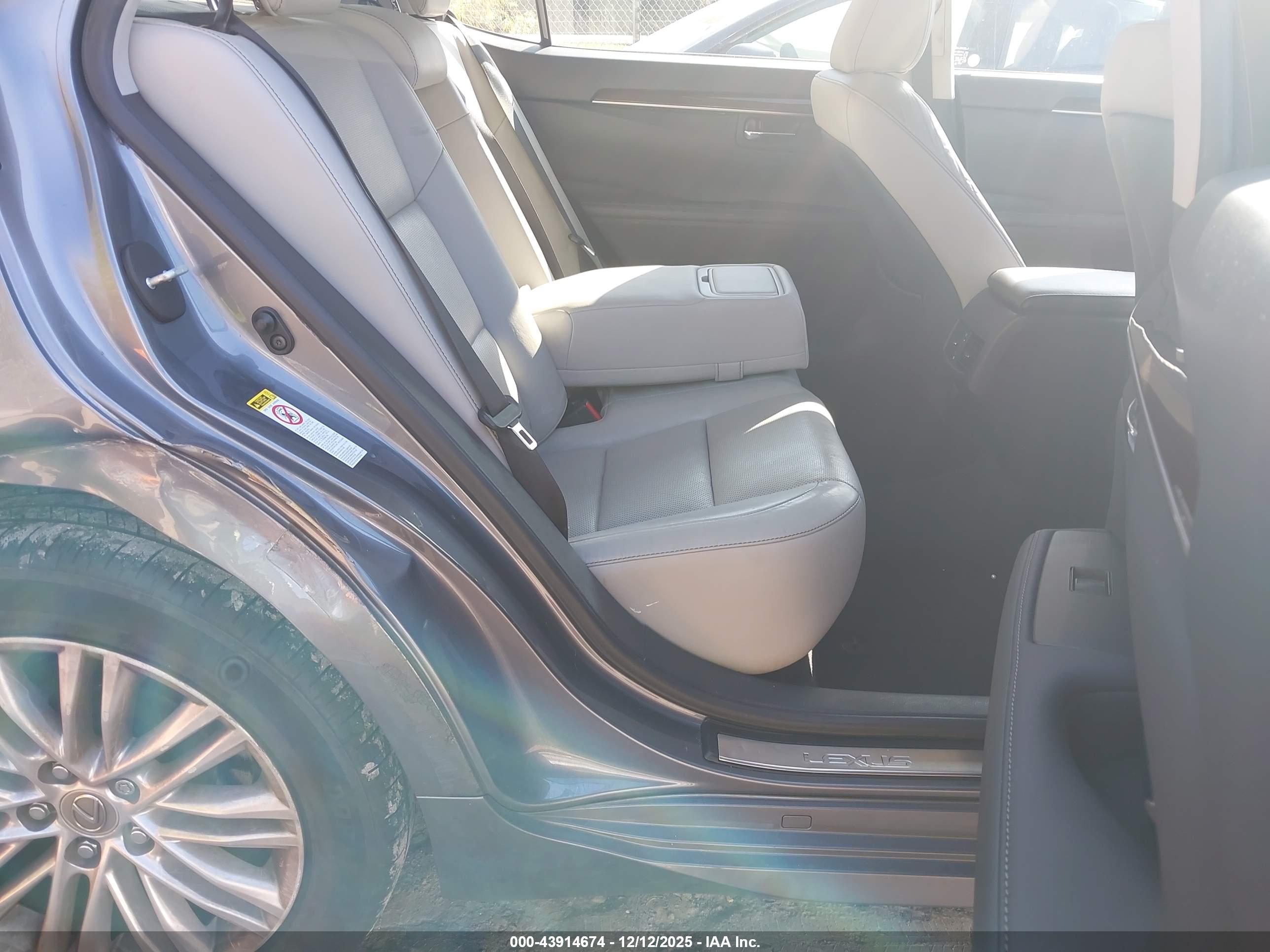 LEXUS ES image 8