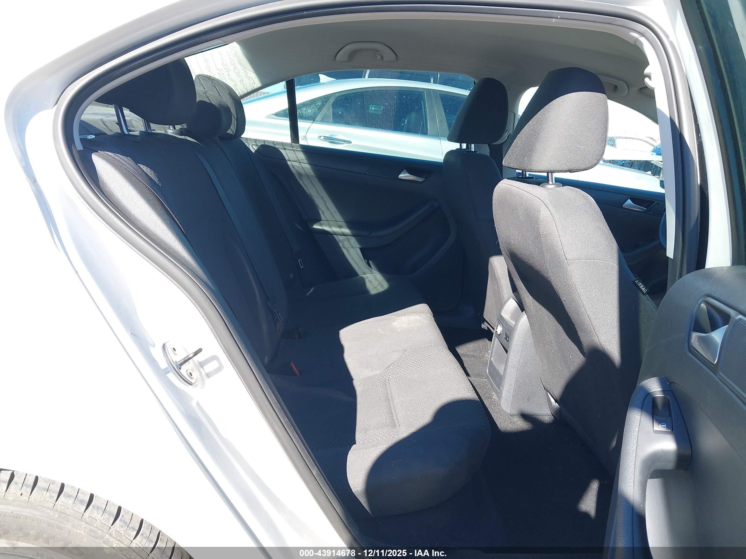 VOLKSWAGEN JETTA image 8