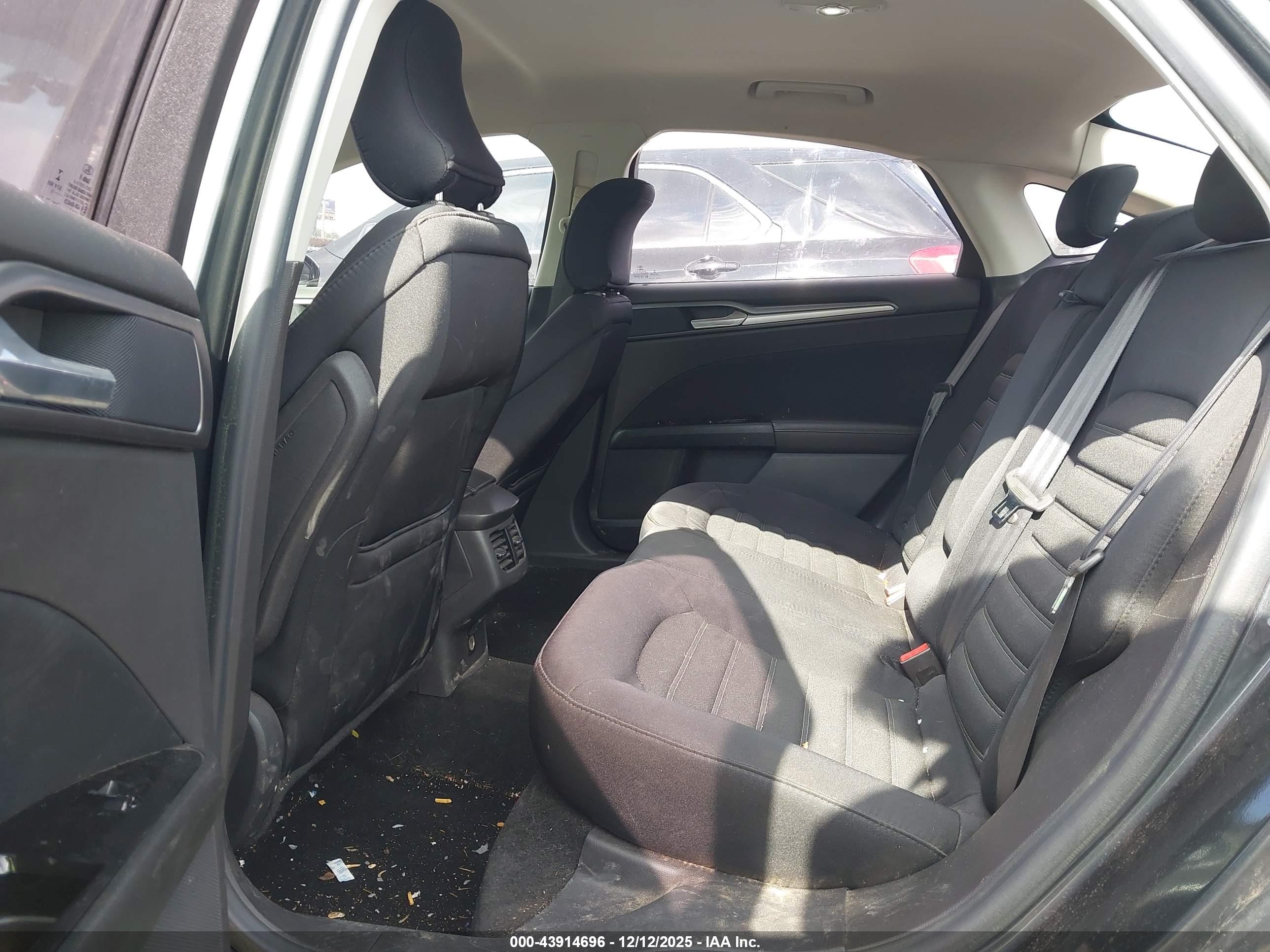 FORD FUSION image 8