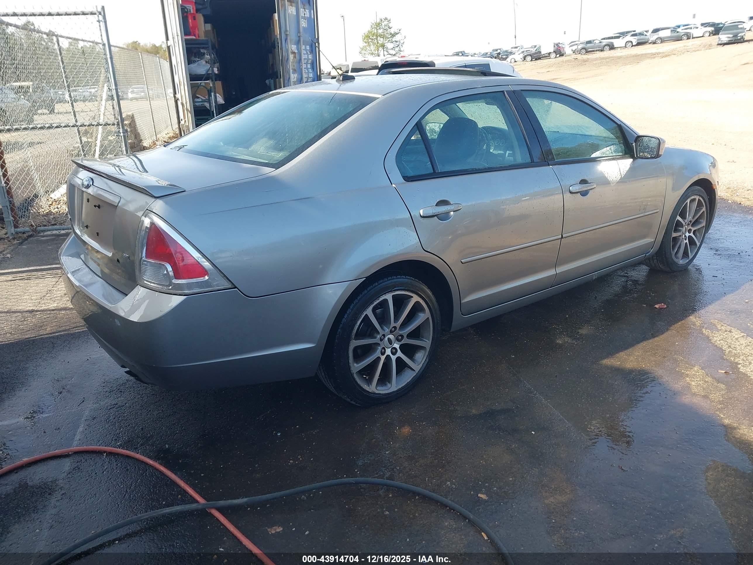 FORD FUSION image 4