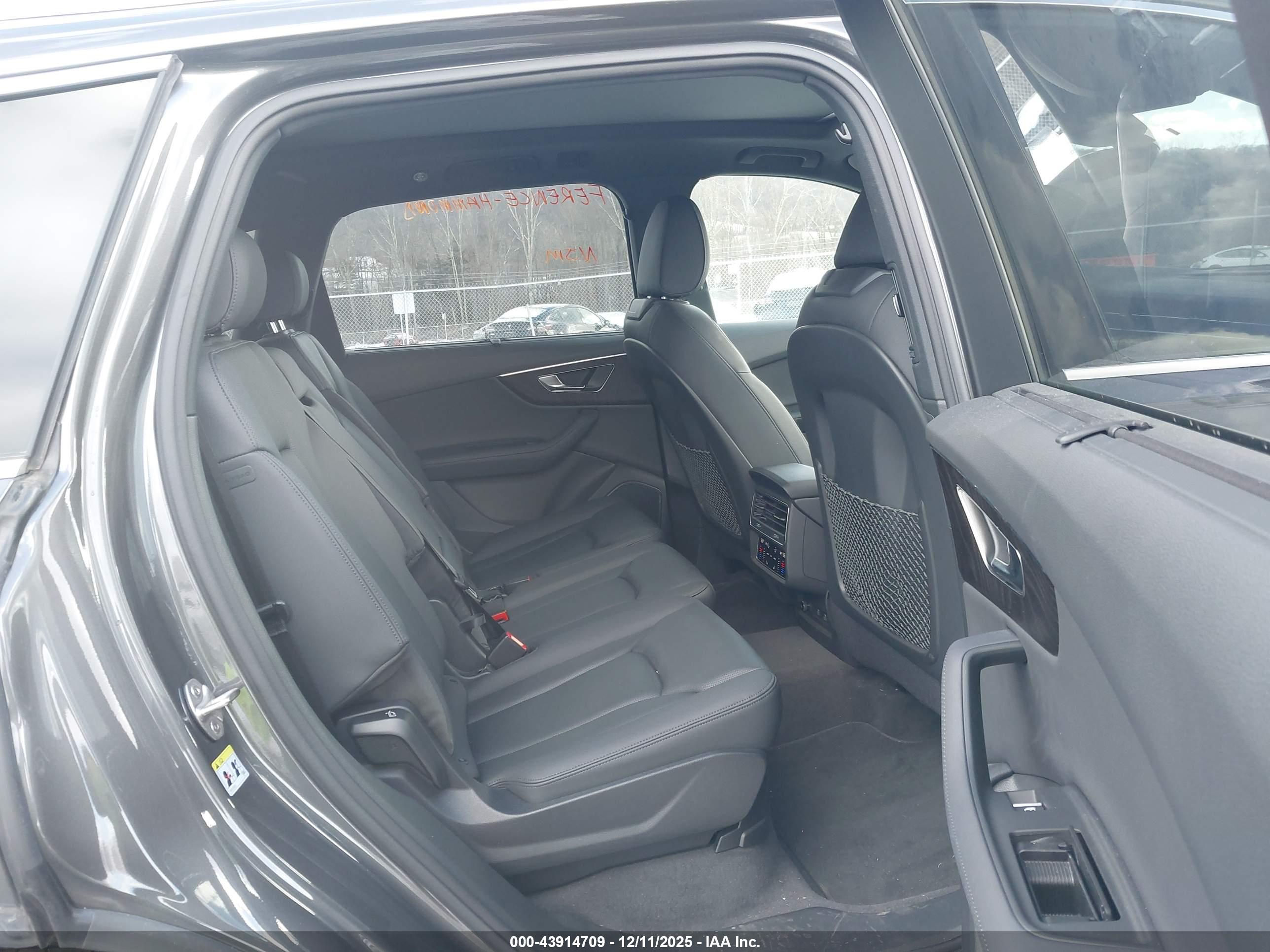 AUDI Q7 image 8
