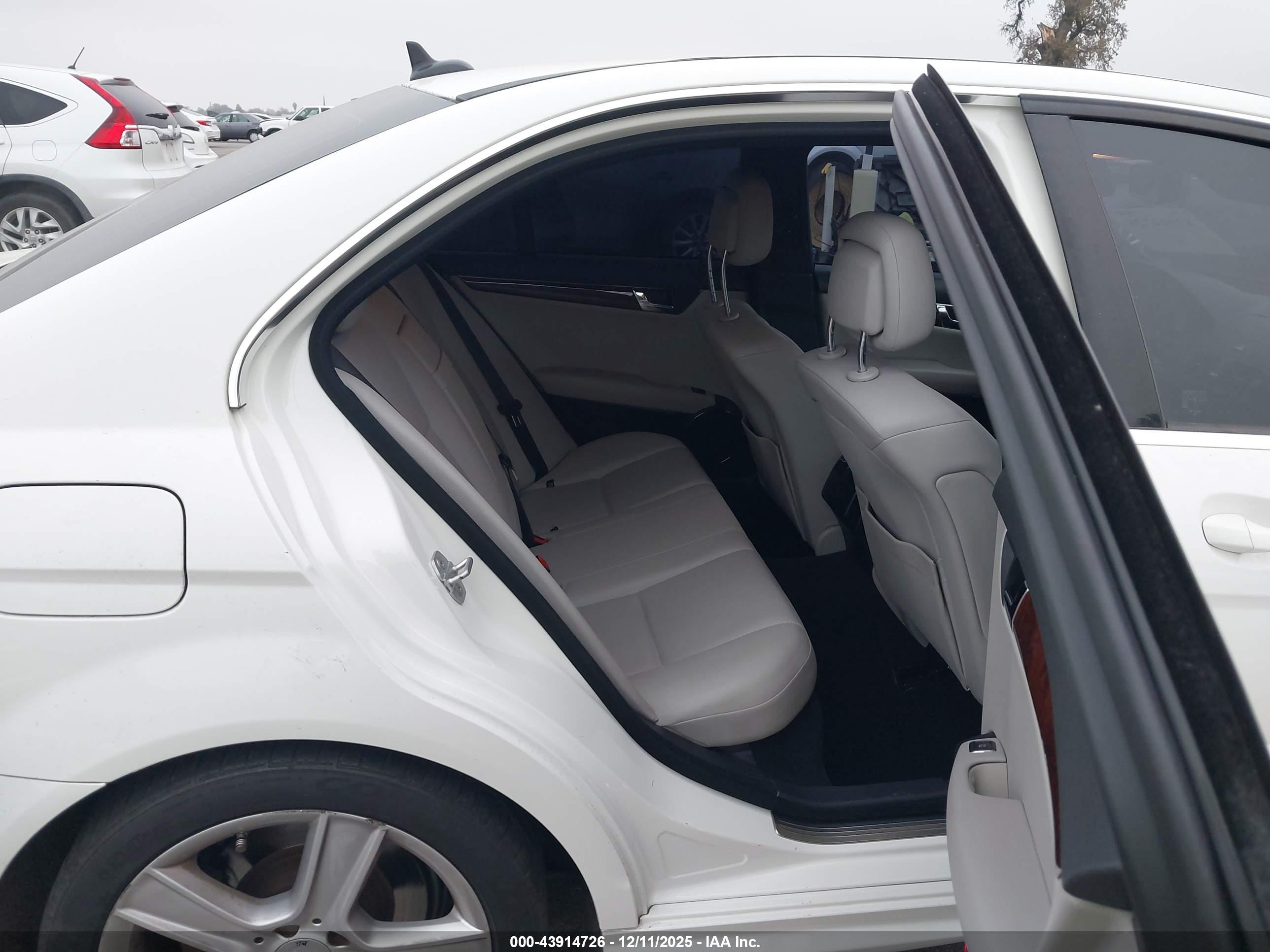 MERCEDES-BENZ C image 8