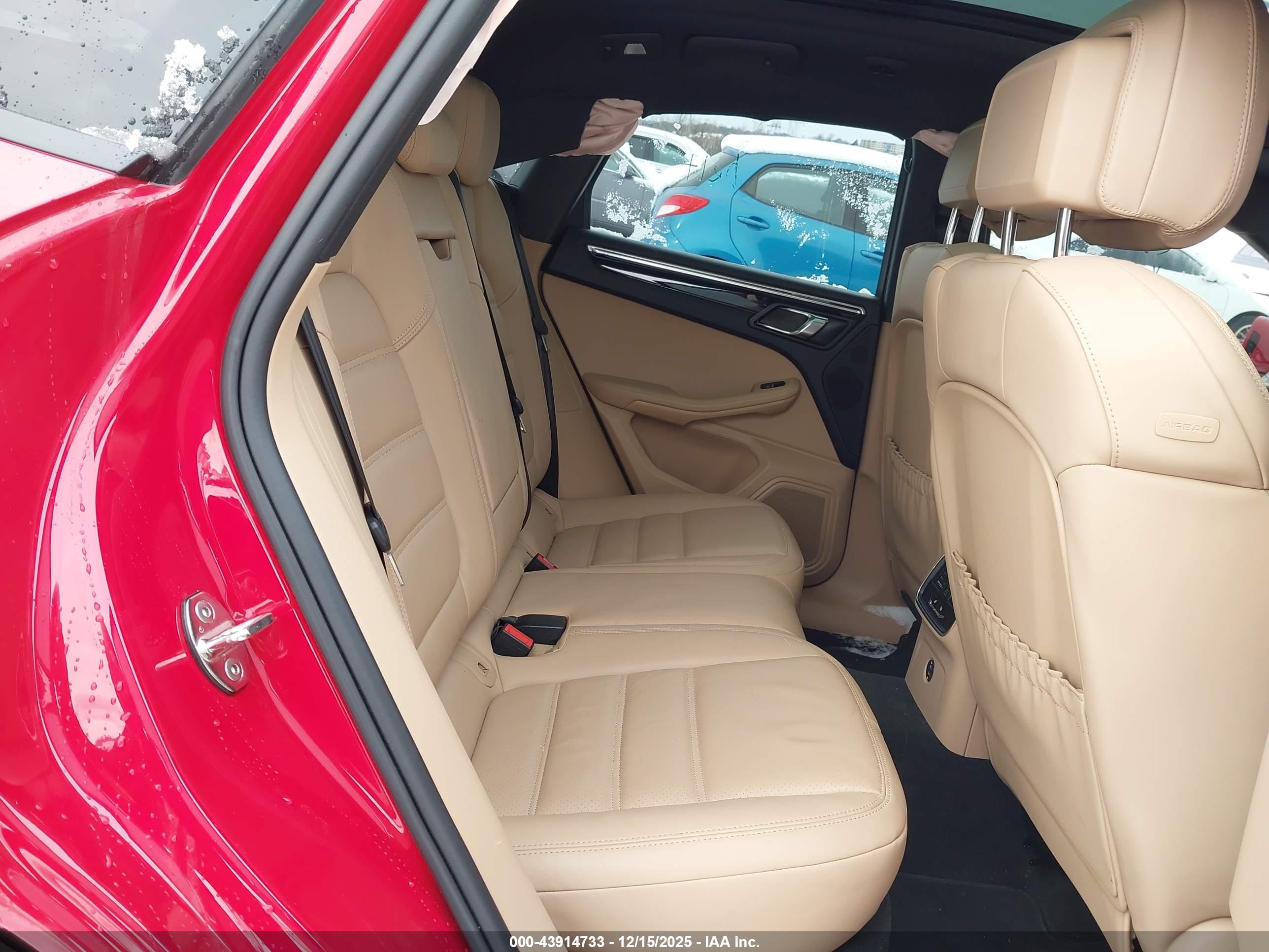 PORSCHE MACAN image 8