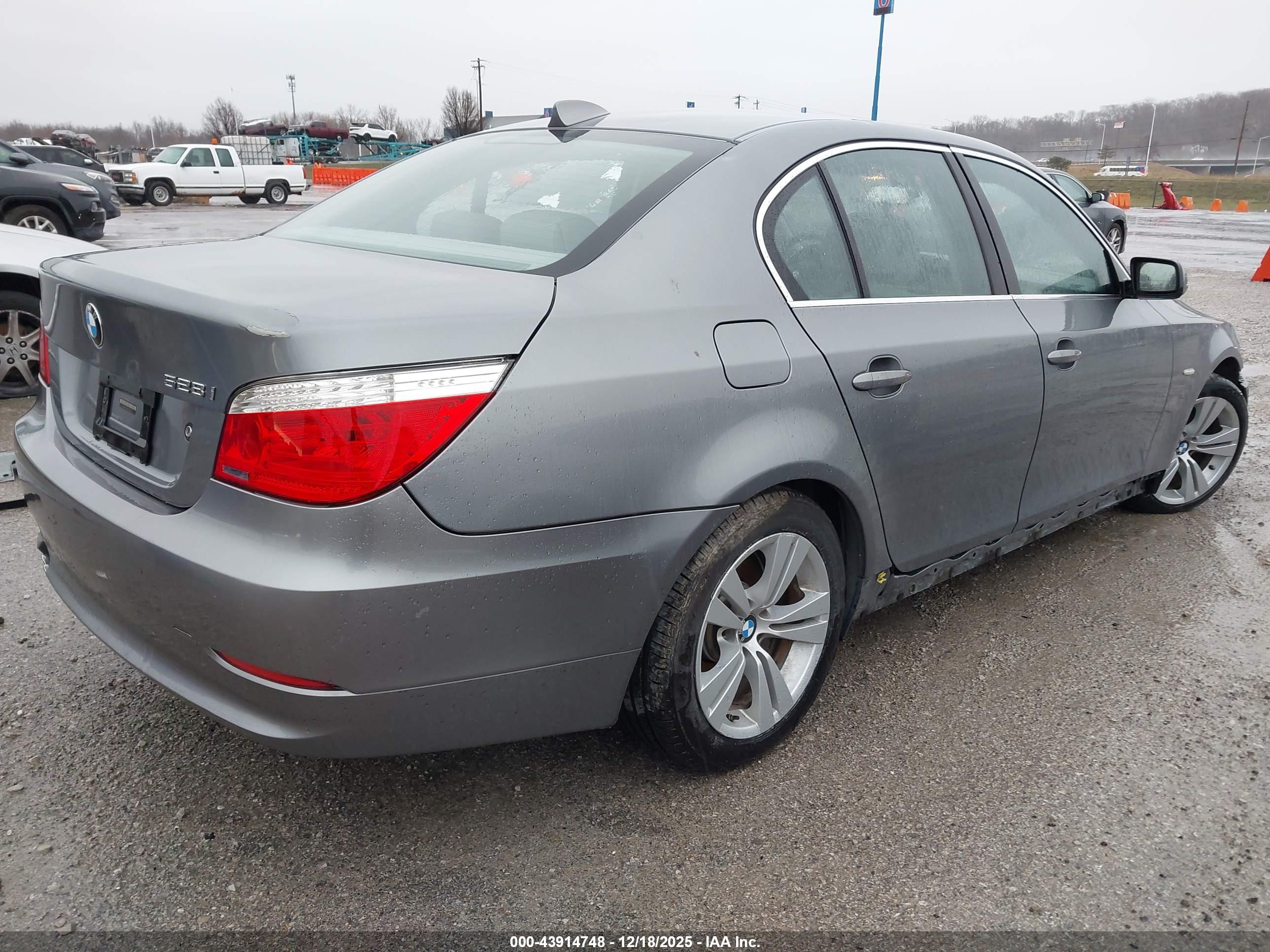 BMW 528I image 4