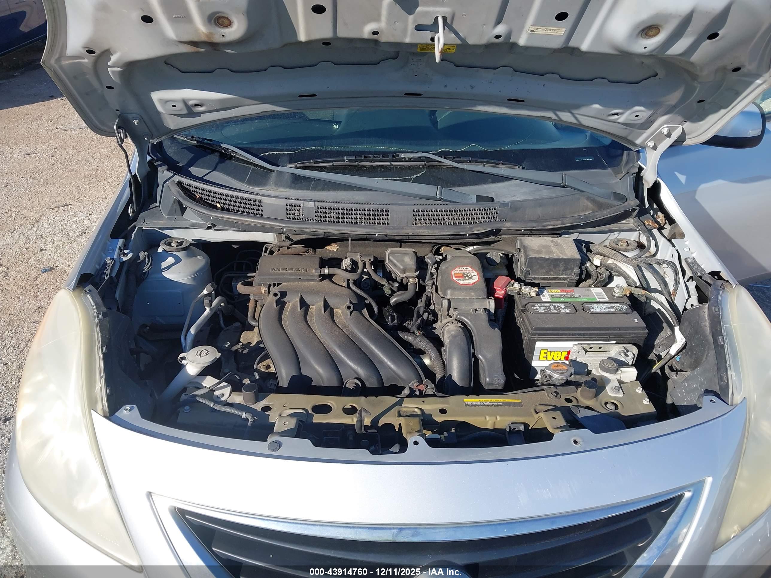 NISSAN VERSA image 10