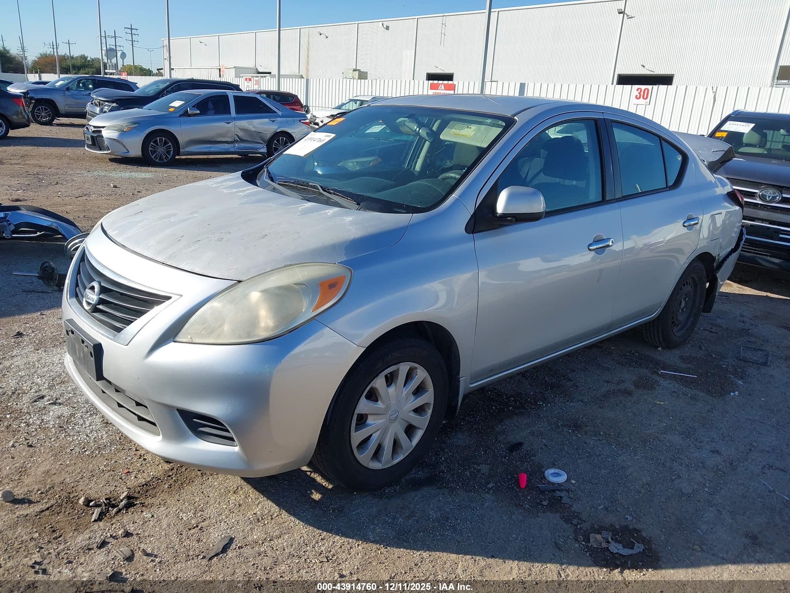 NISSAN VERSA image 2