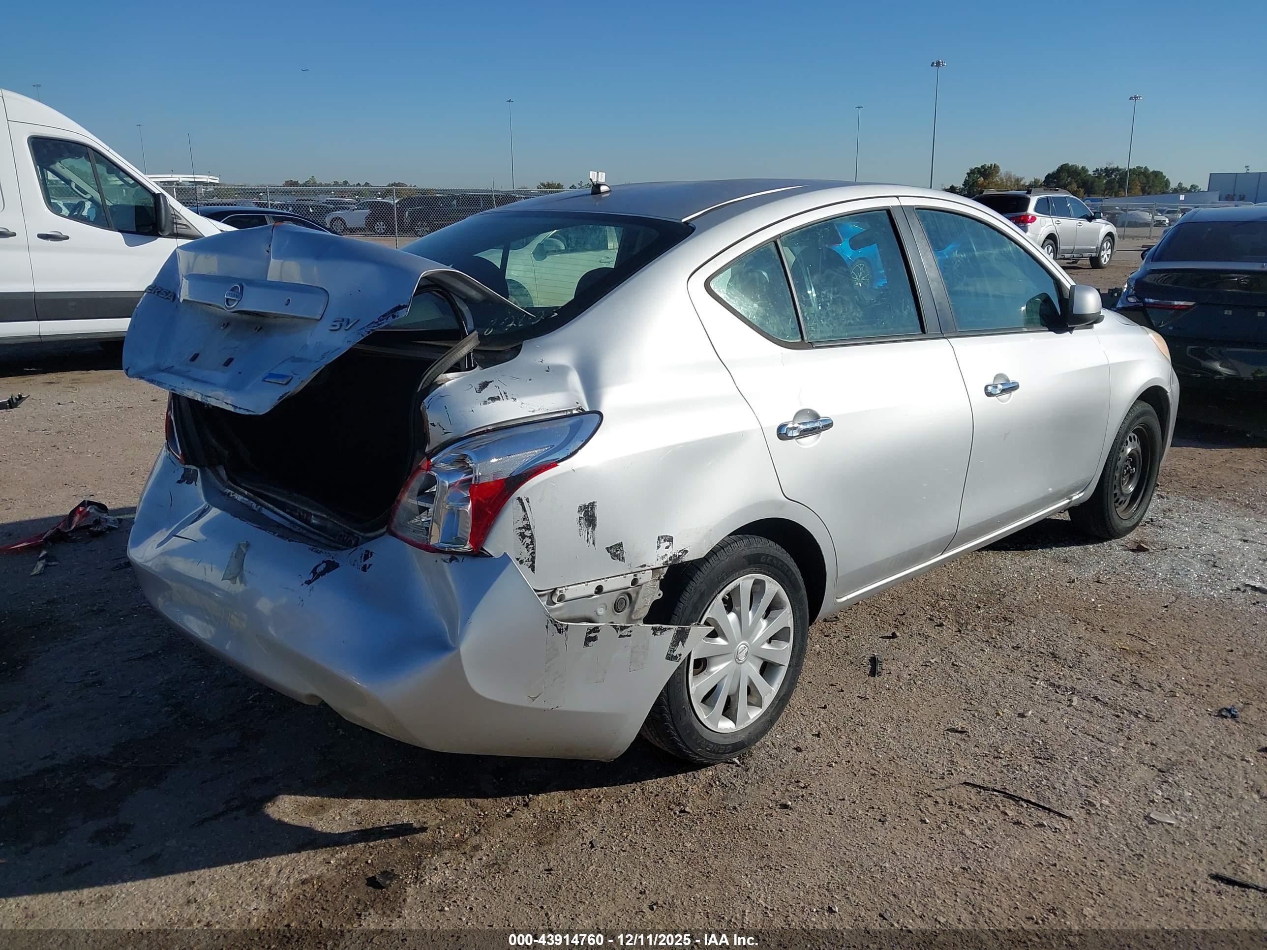 NISSAN VERSA image 4