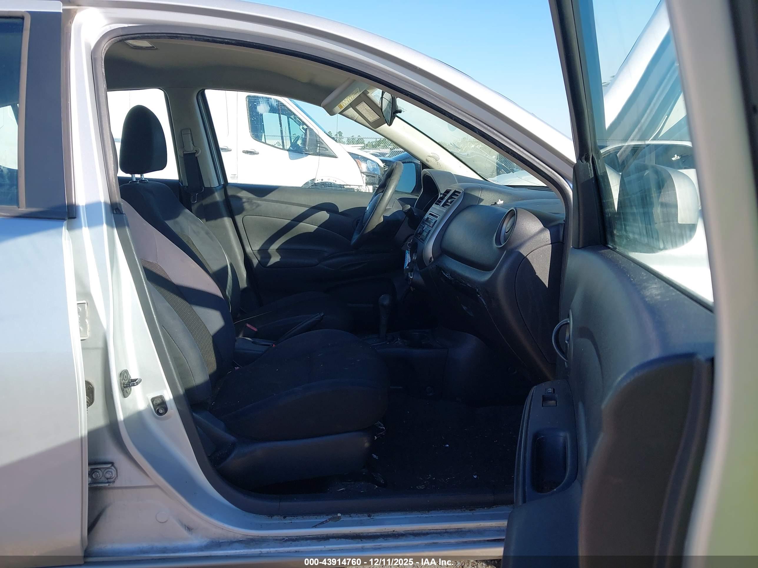NISSAN VERSA image 5