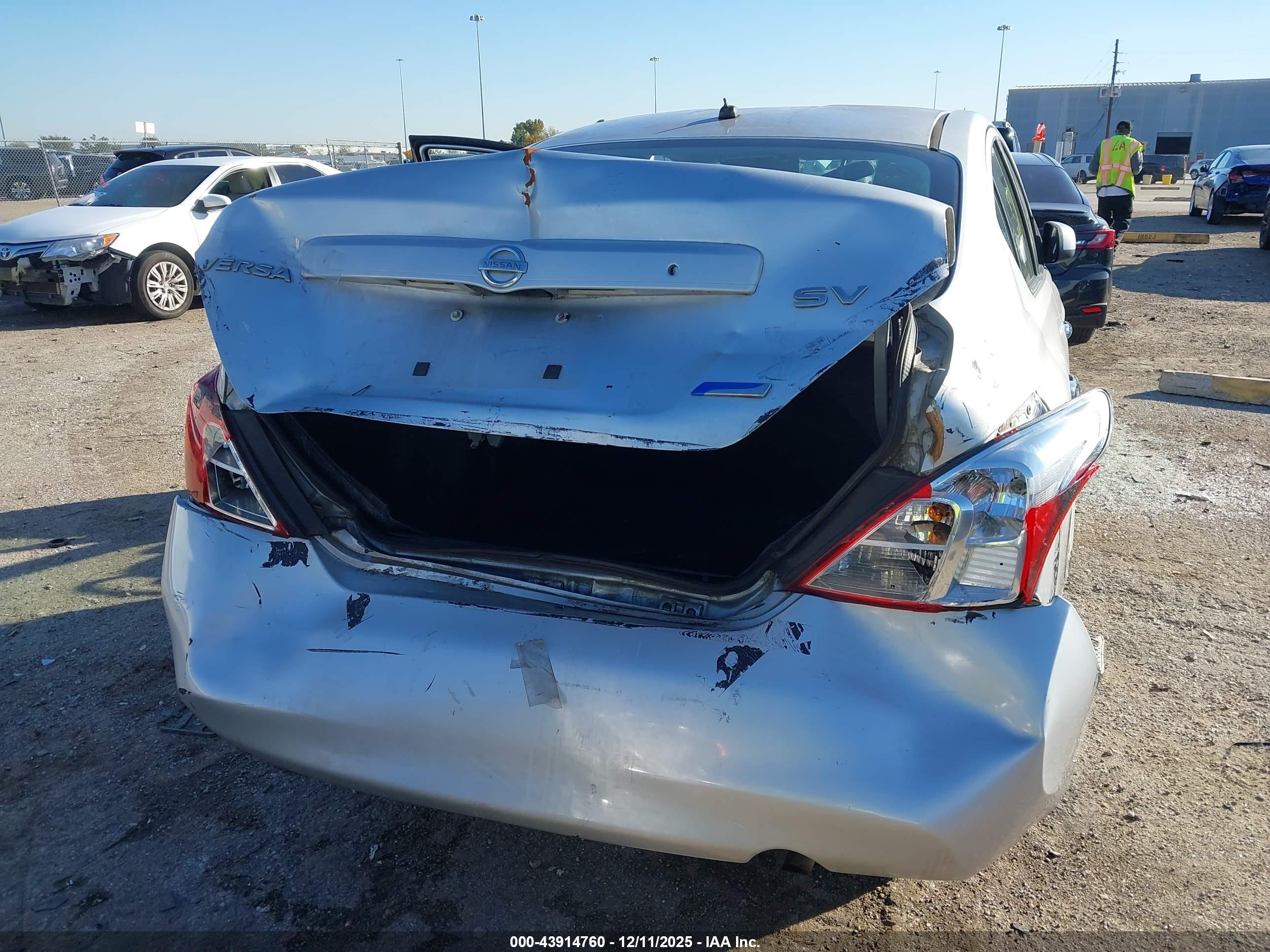 NISSAN VERSA image 6
