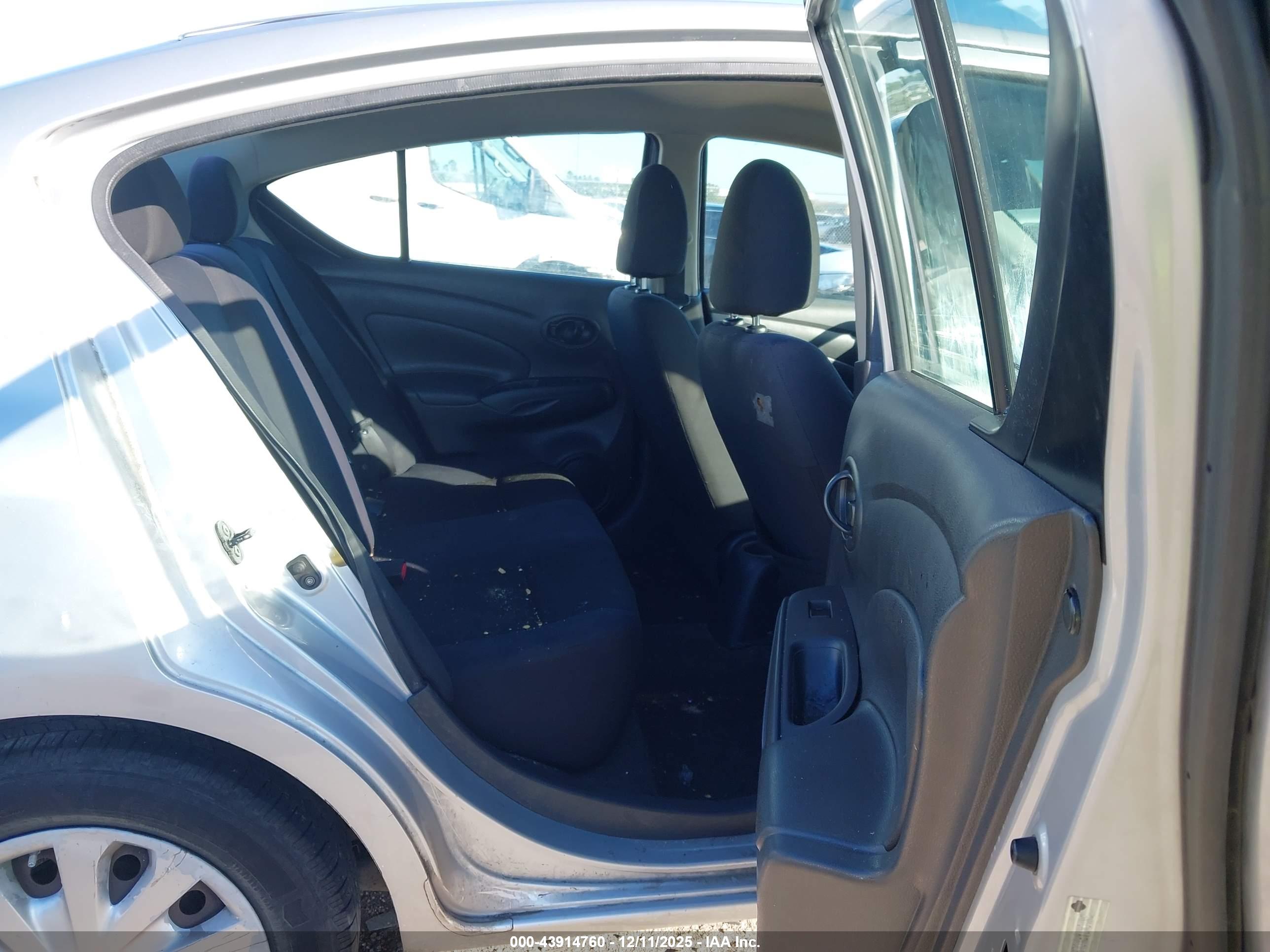 NISSAN VERSA image 8