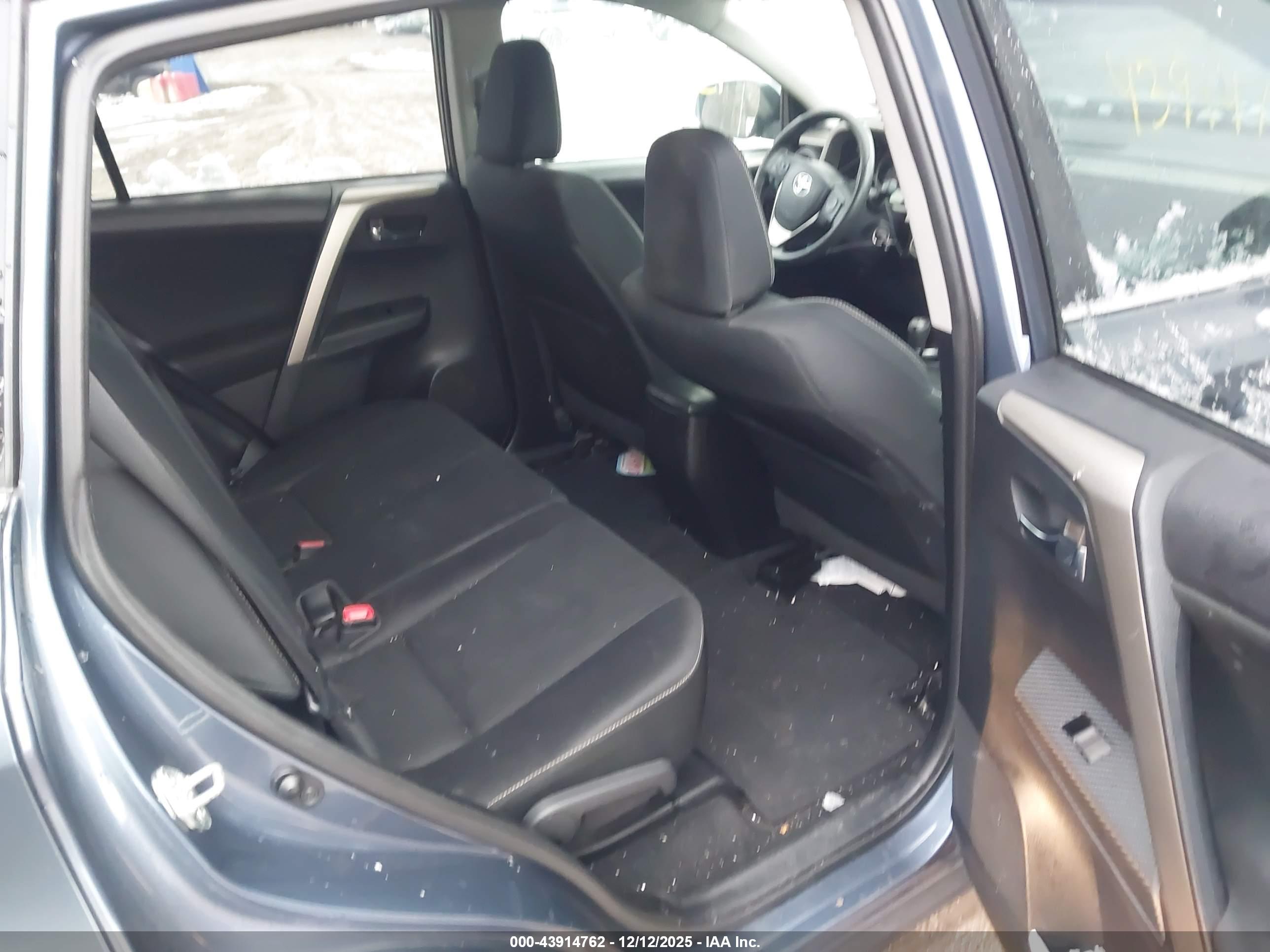 TOYOTA RAV4 image 8