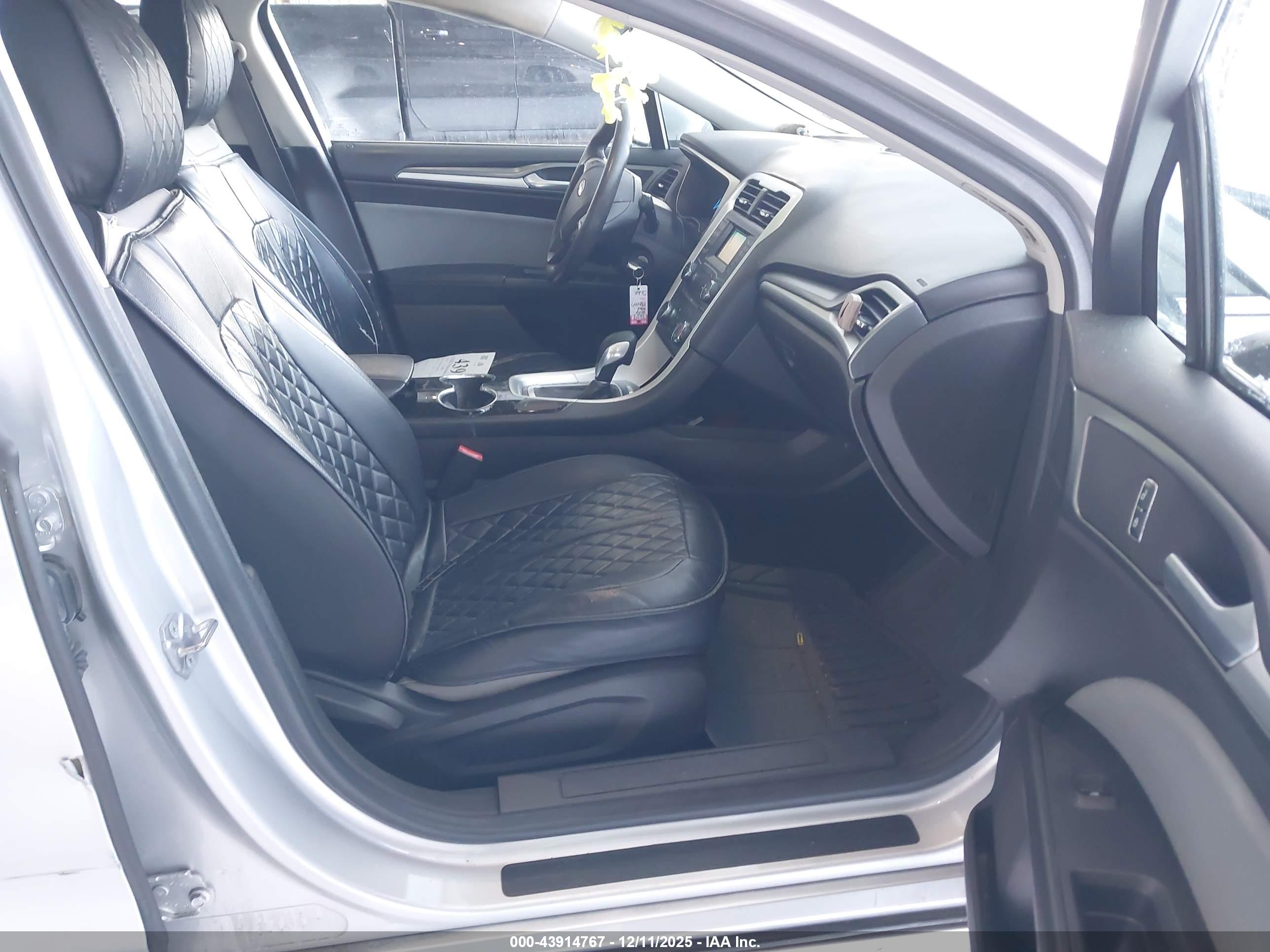 FORD FUSION image 5