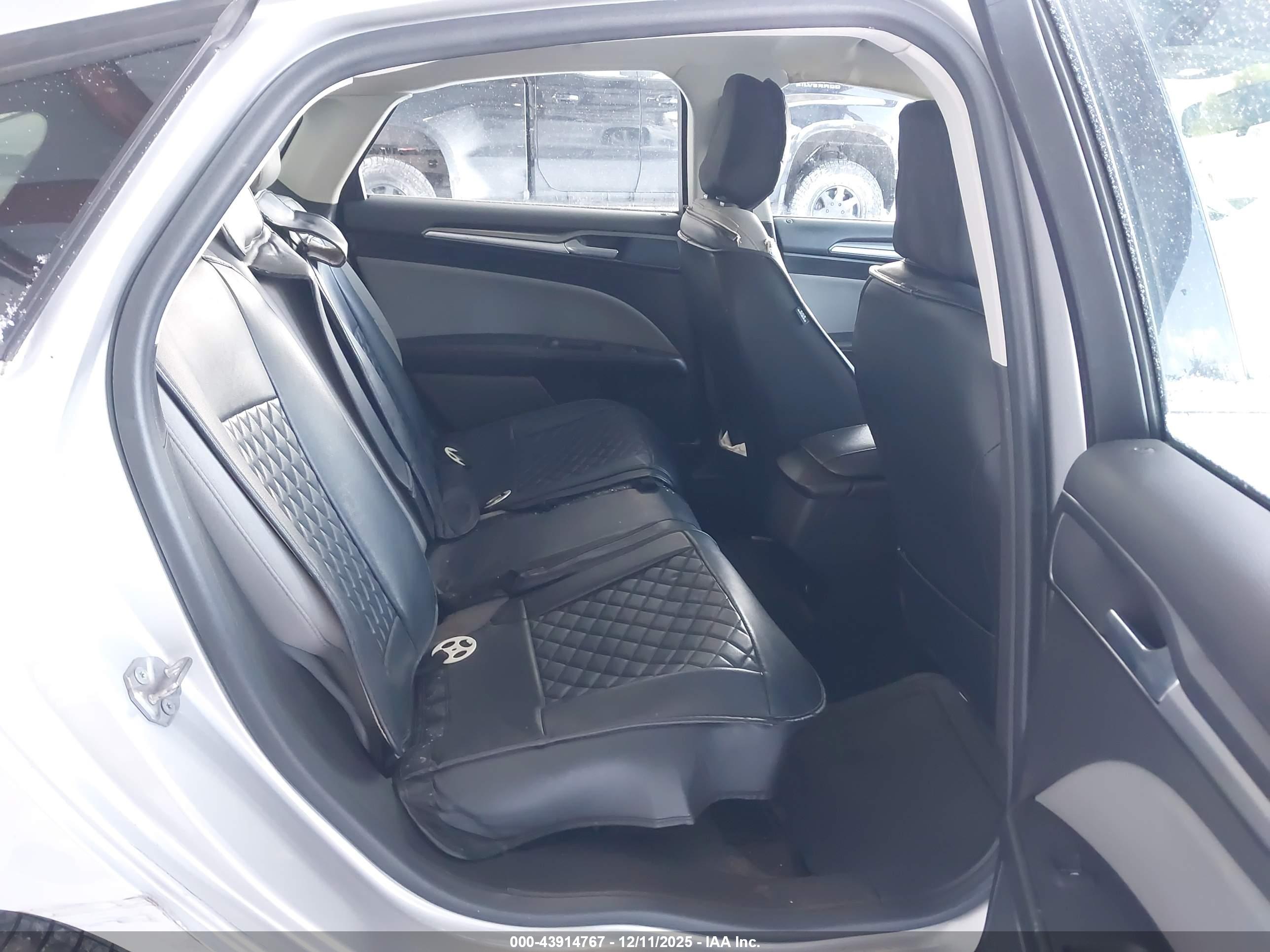 FORD FUSION image 8