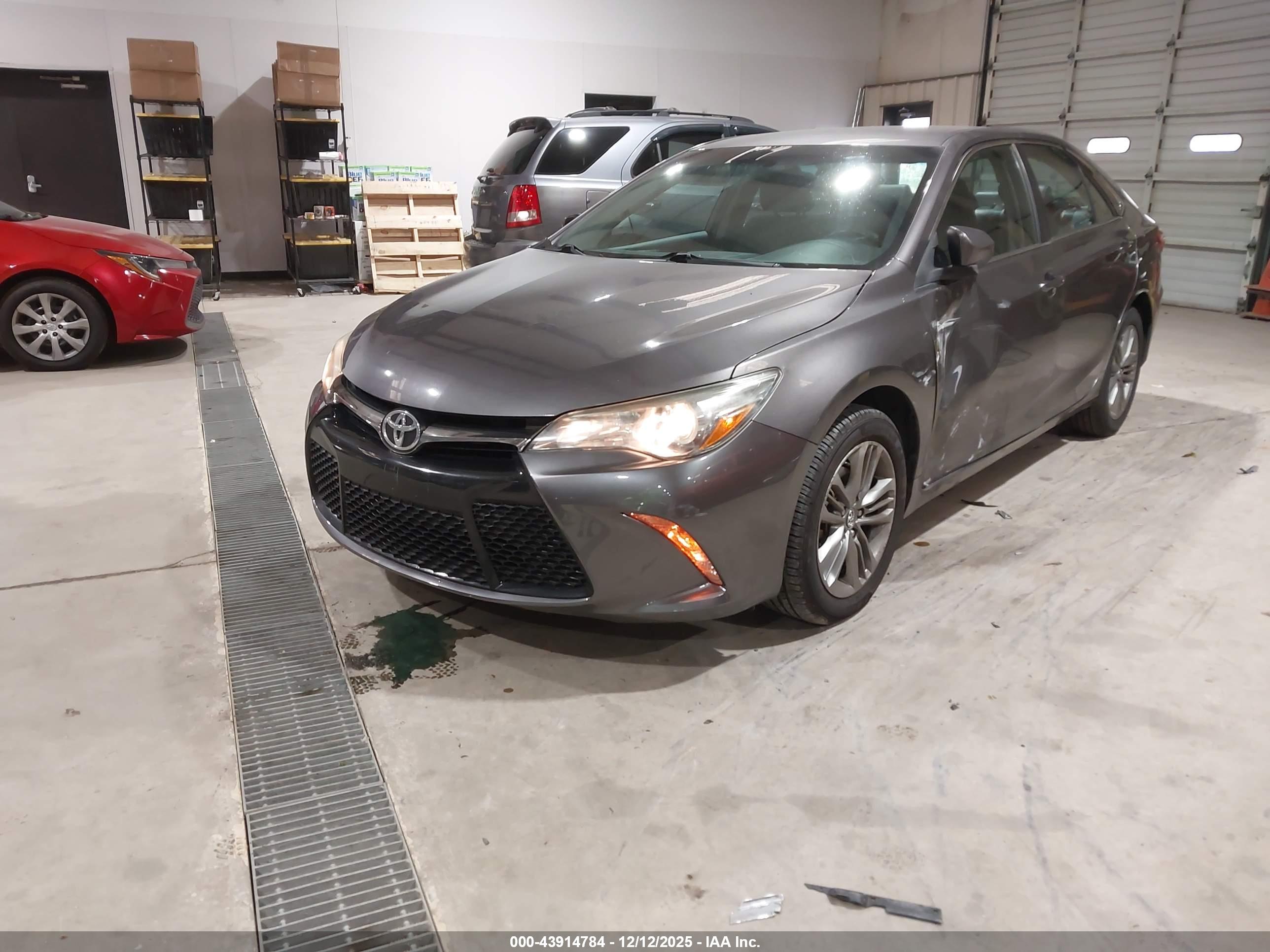 TOYOTA CAMRY image 2