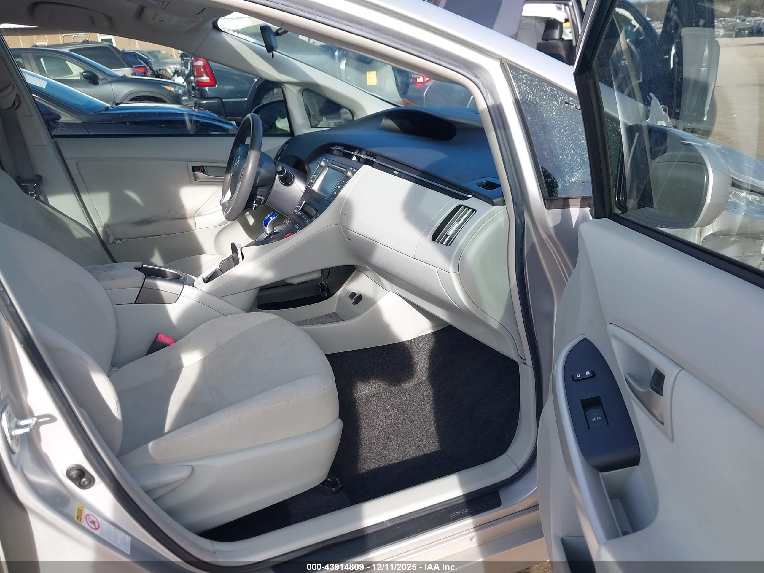 TOYOTA PRIUS image 5