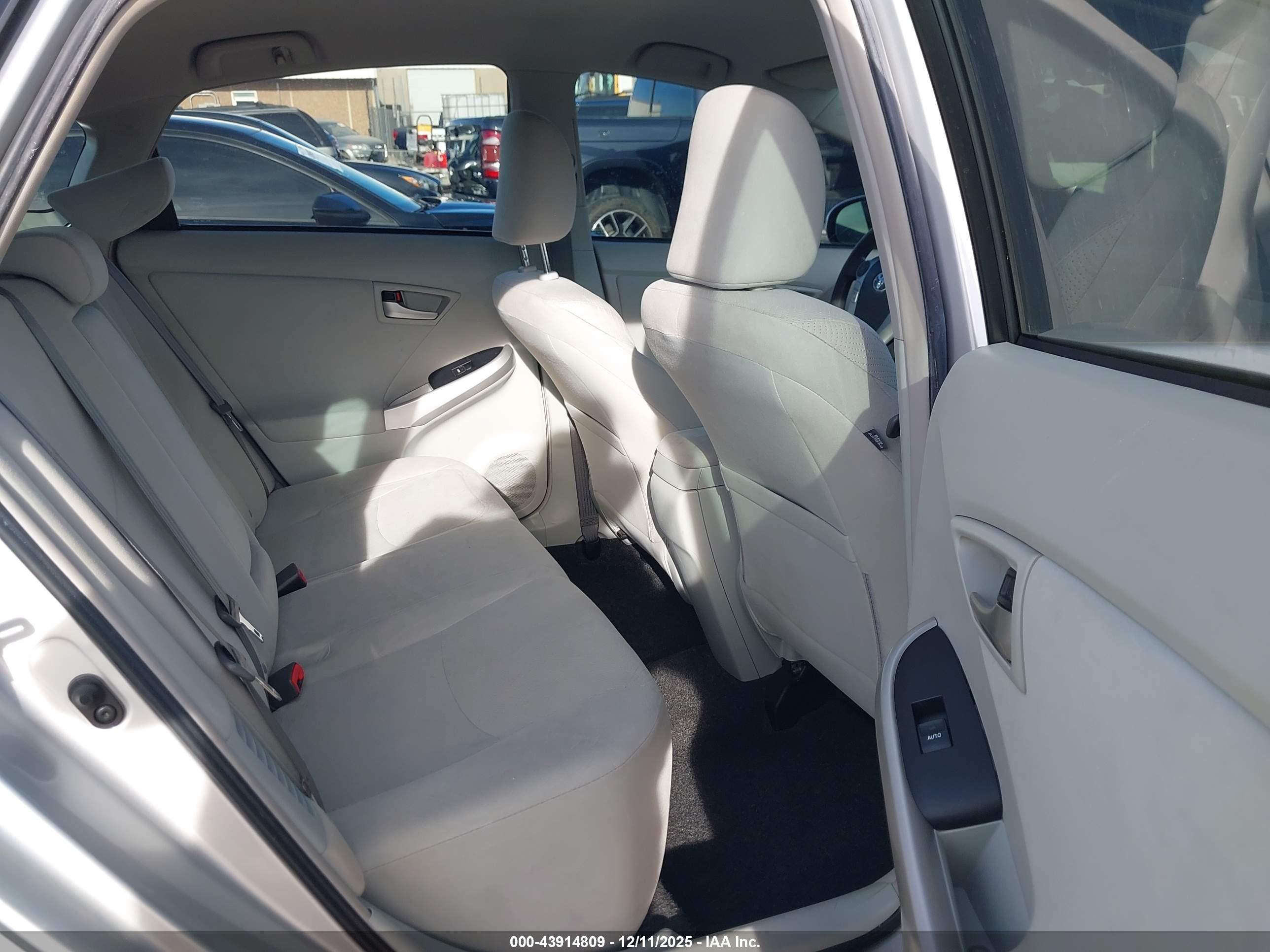 TOYOTA PRIUS image 8
