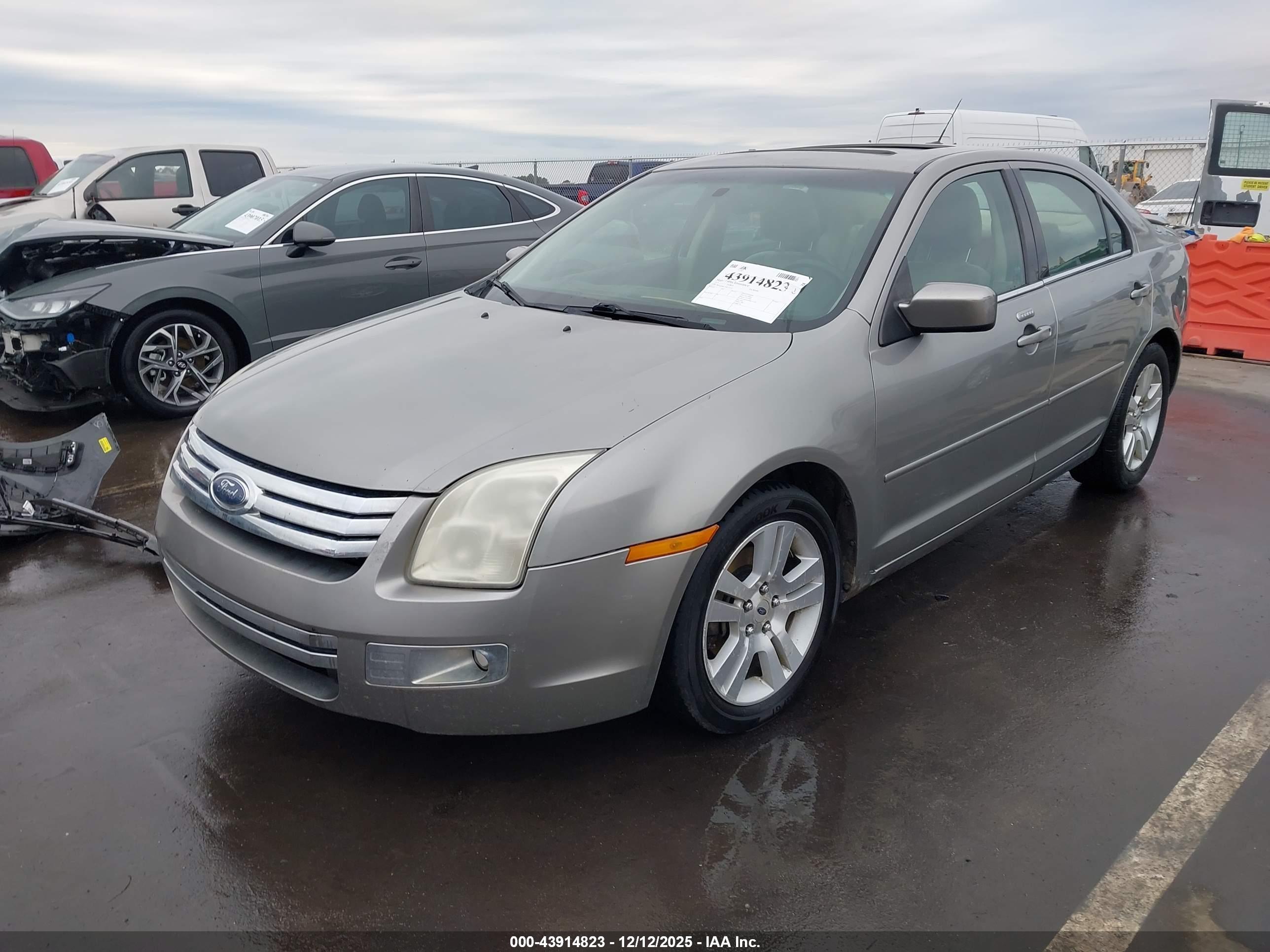 FORD FUSION image 2