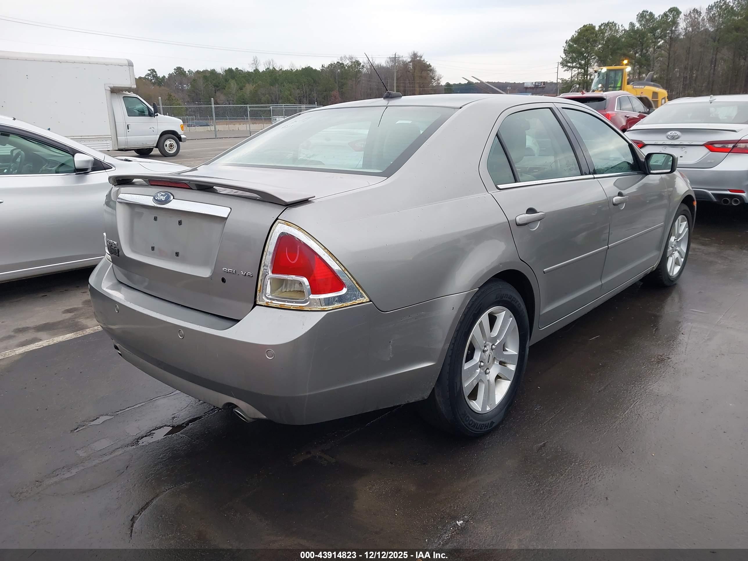 FORD FUSION image 4