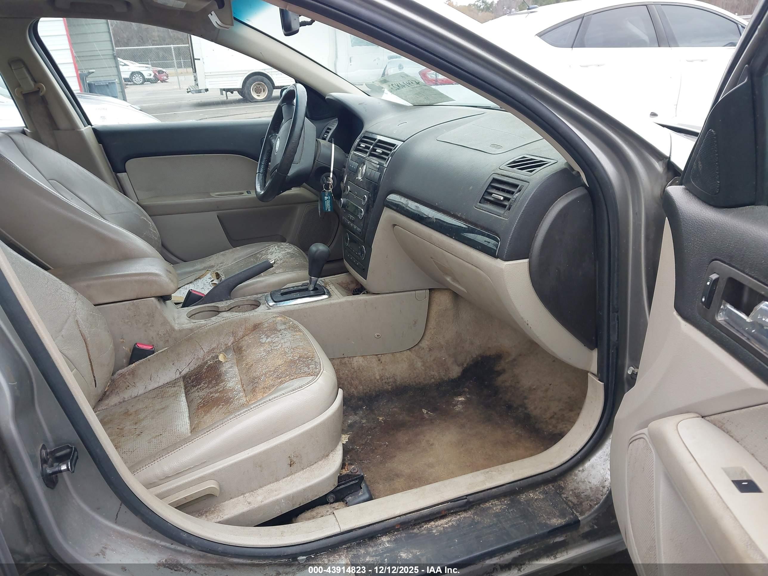 FORD FUSION image 5